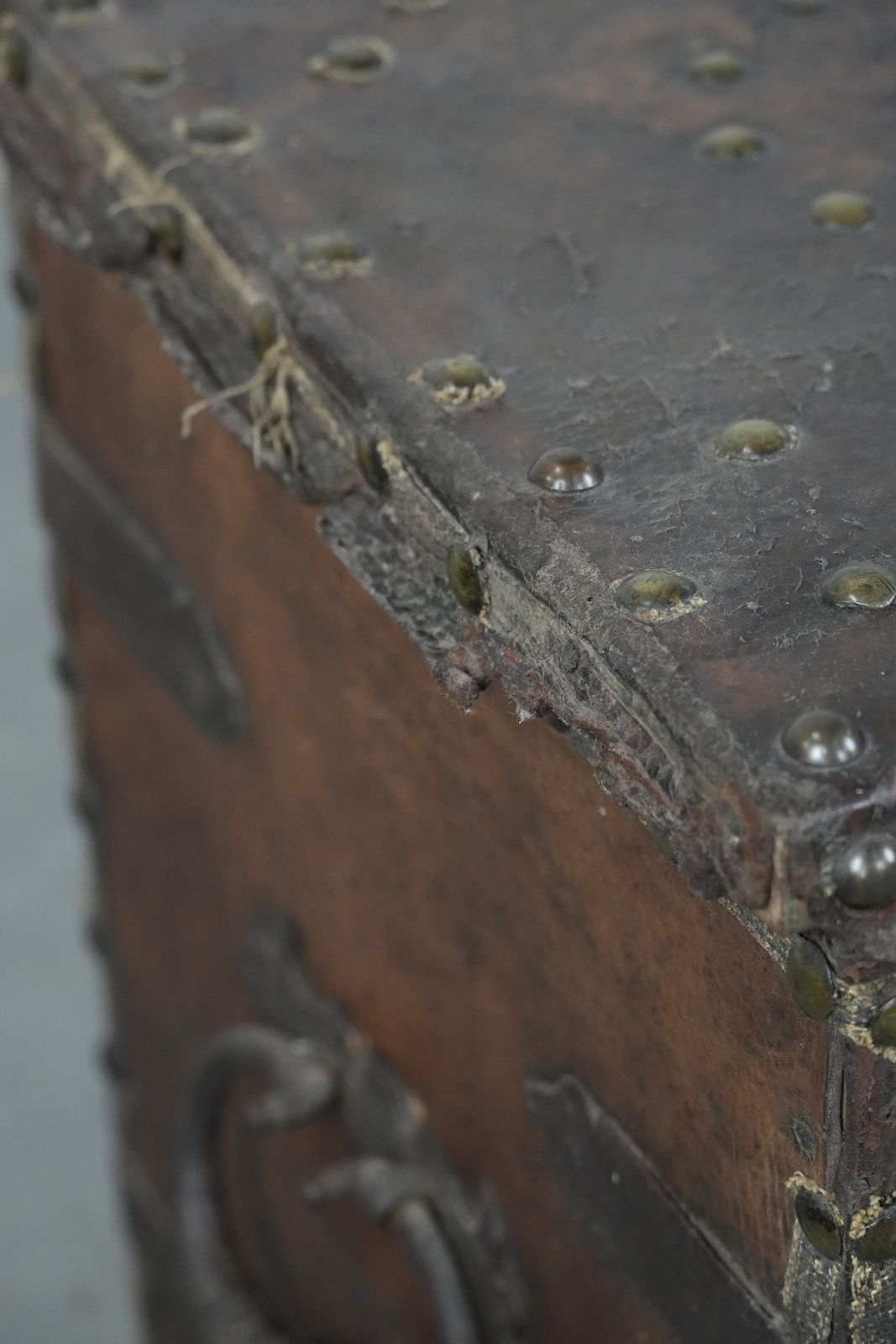 photo vinterior Antique Leather Lined Chest/Safe With Original Key And An Excellent Patina From The 17th Century