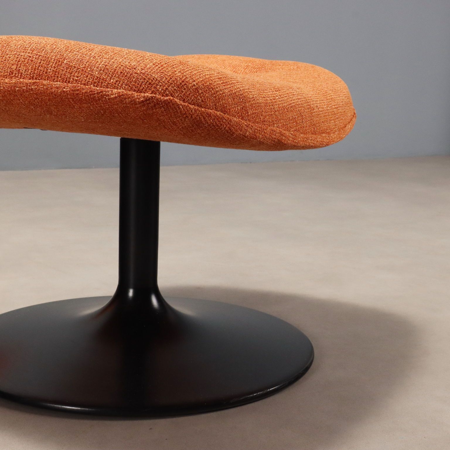 Mobilier Fauteuil vintage Artifort F588 avec repose-pieds, par G. Harcourt, années 1960 photo