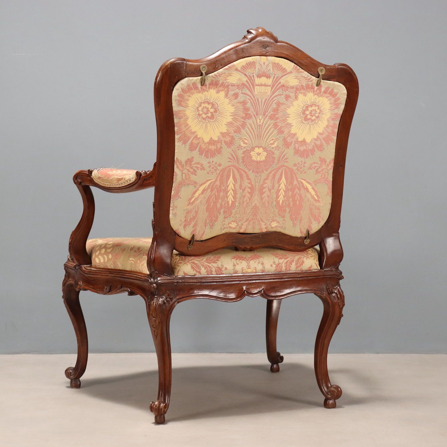 photo furniture Fauteuil baroque en noyer et tissu, Gênes, XVIIIe siècle