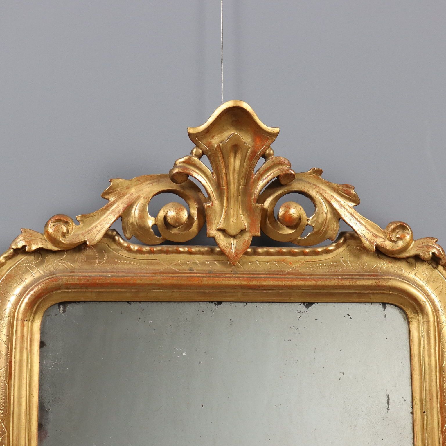Gesneden en verguld houten spiegel photo Woonaccessoires