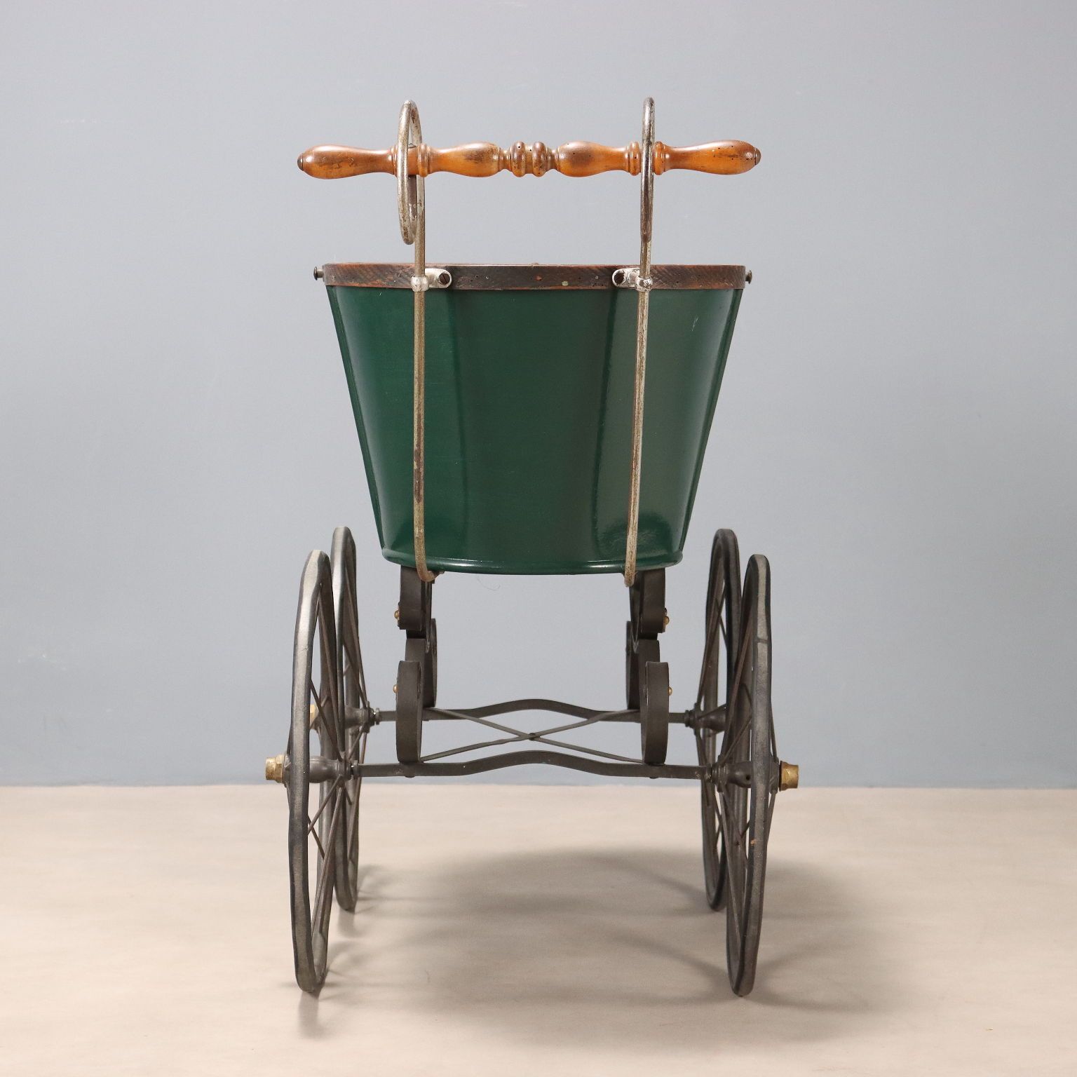 Landau d'époque en fer, bois et osier, Italie, XIXe siècle photo for sale