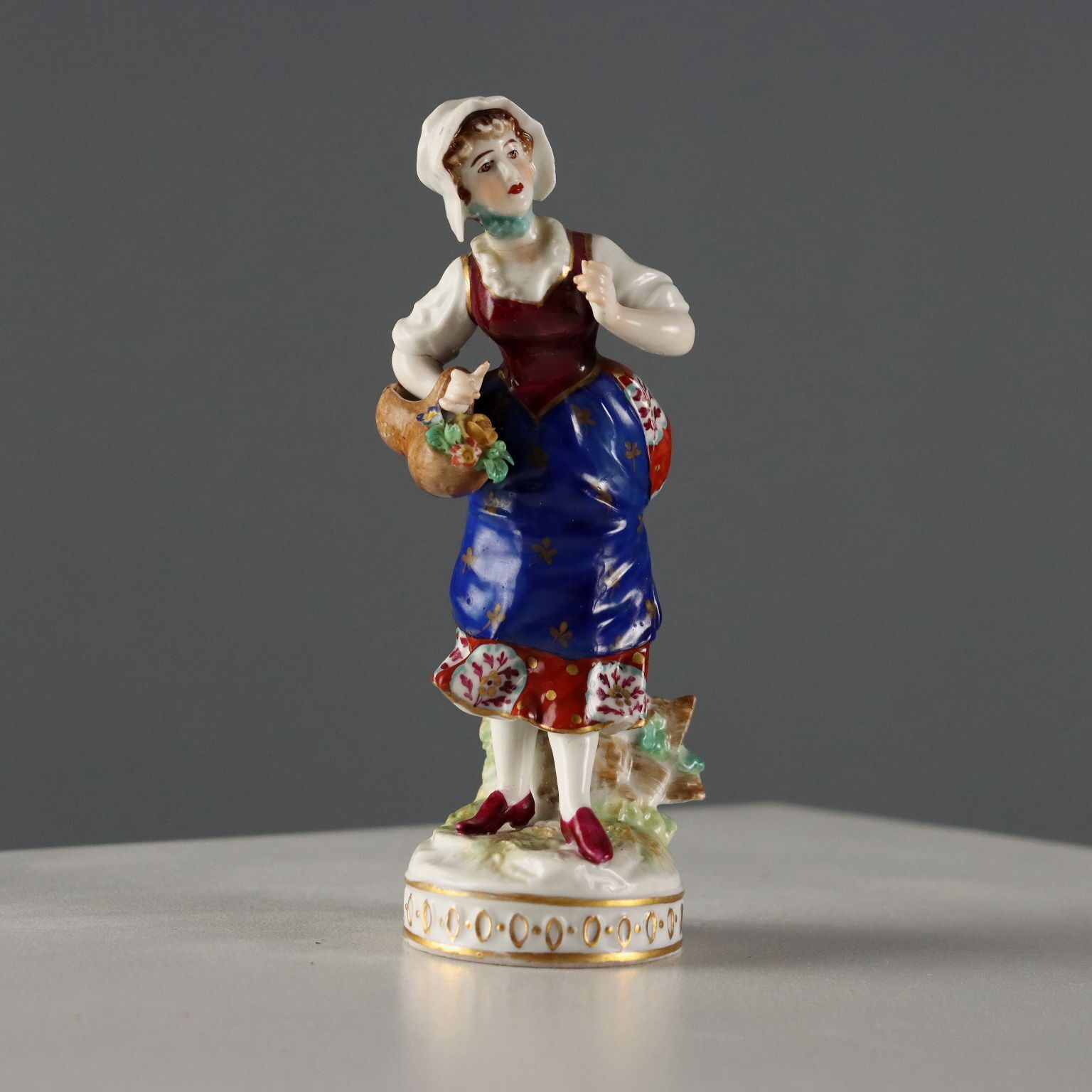 Figurines d'époque en porcelaine de Ludwigsburg, Allemagne, 1860 photo for sale
