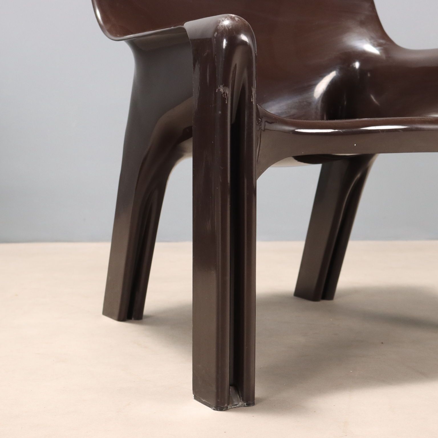 Artemide Vicario Armchairs Vintage Design V. Magistretti Italy 1960s photo vinterior