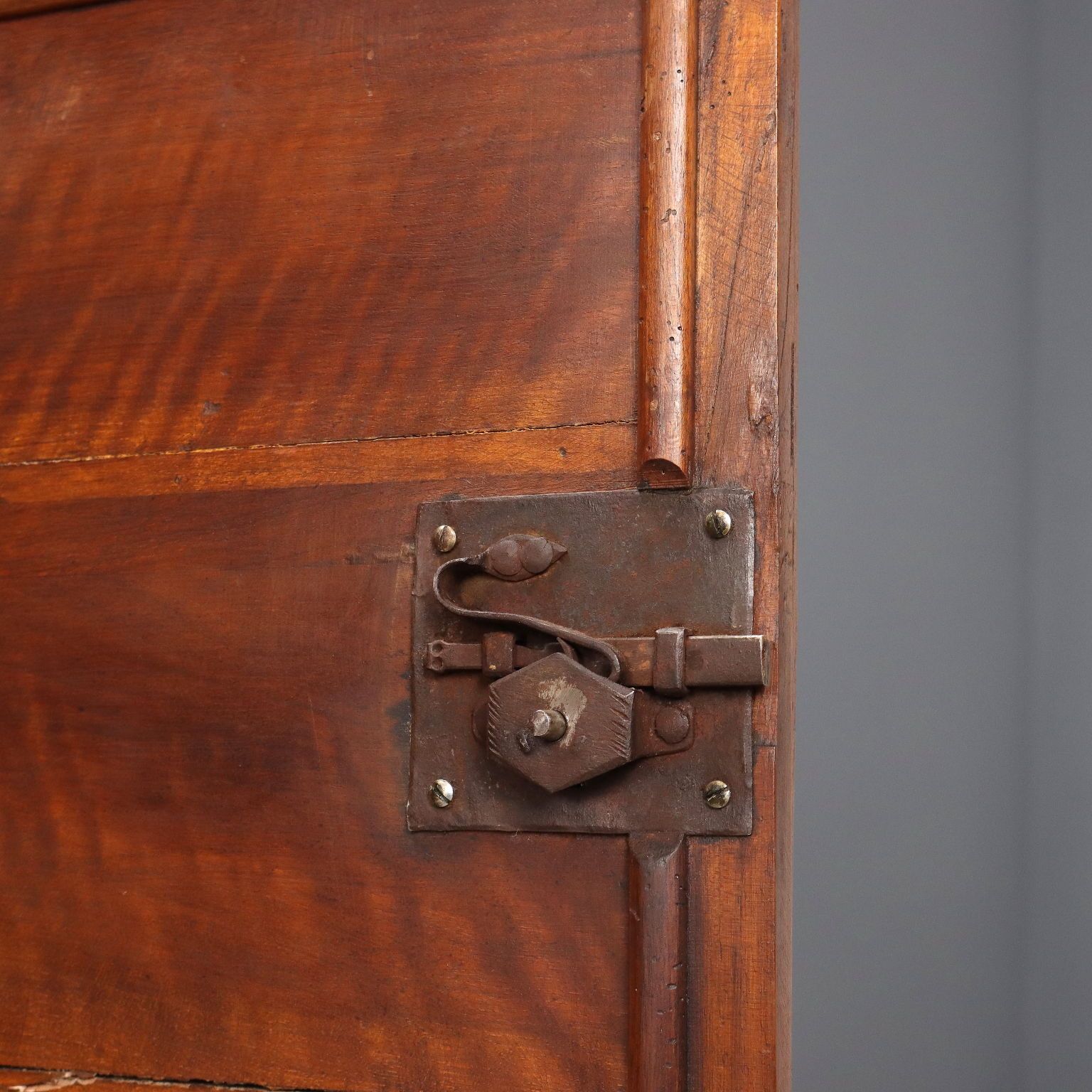 Armoire d'époque en noyer, Italie, fin du XIXe siècle photo vinterior