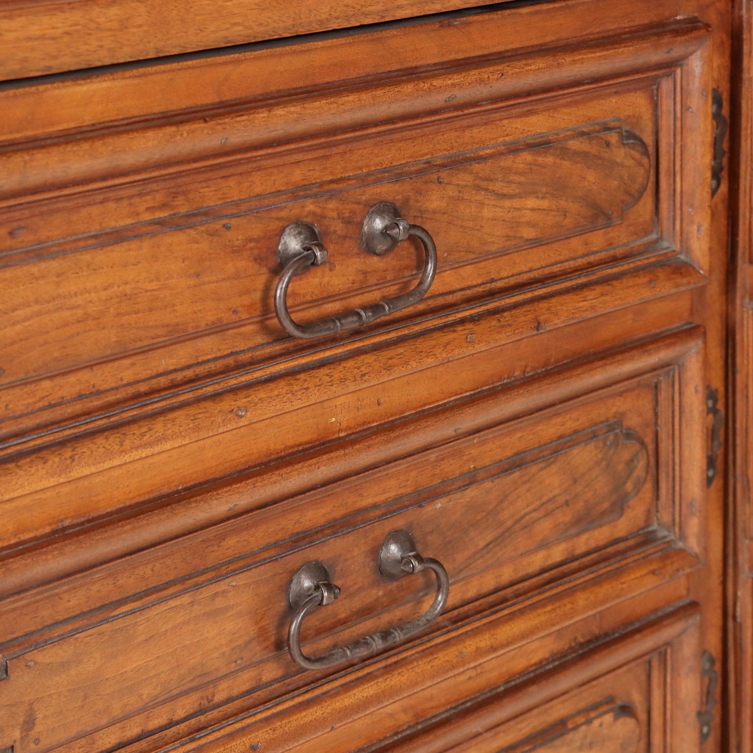 photo furniture Armoire d'époque en noyer, Italie, fin du XIXe siècle