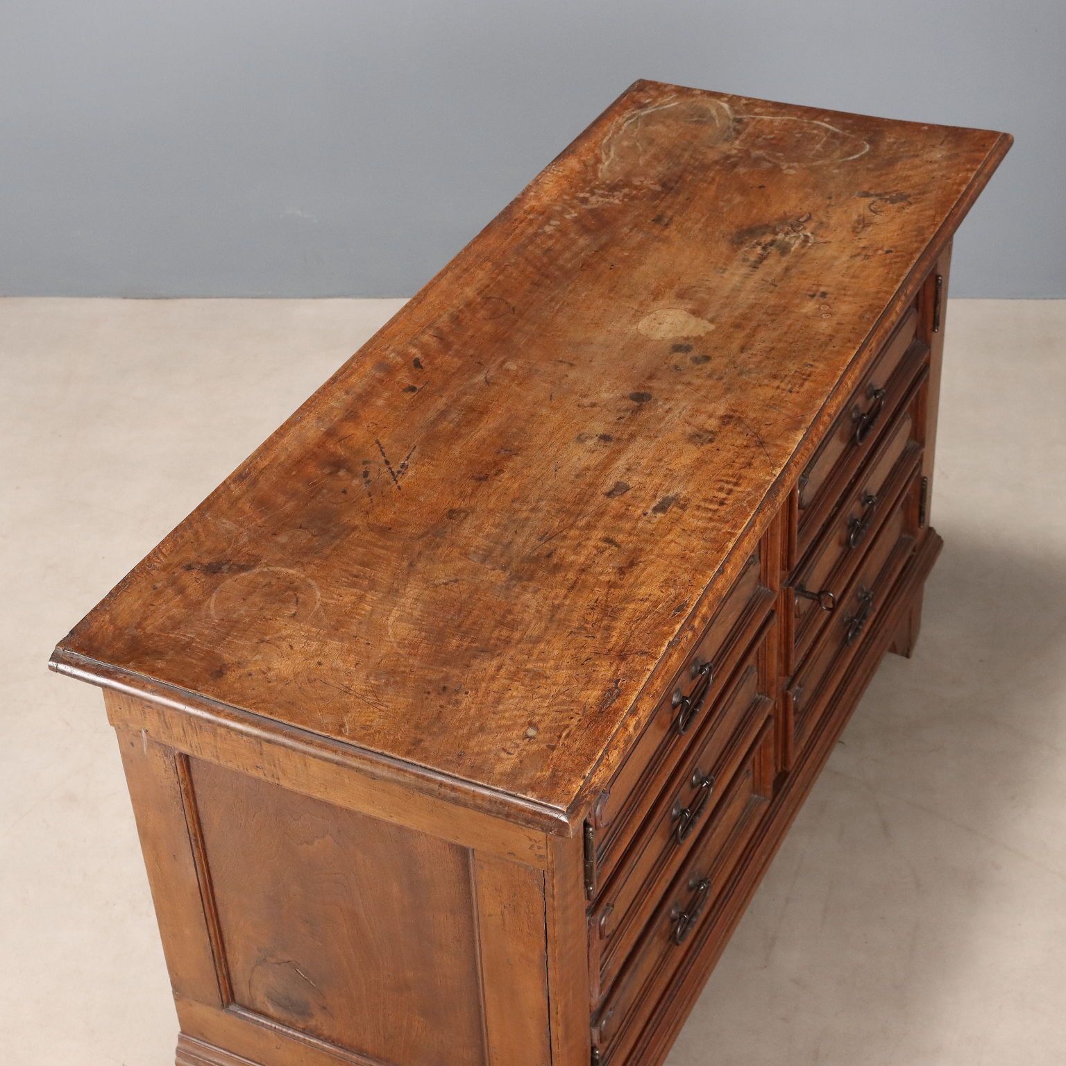 Mobilier Armoire d'époque en noyer, Italie, fin du XIXe siècle photo