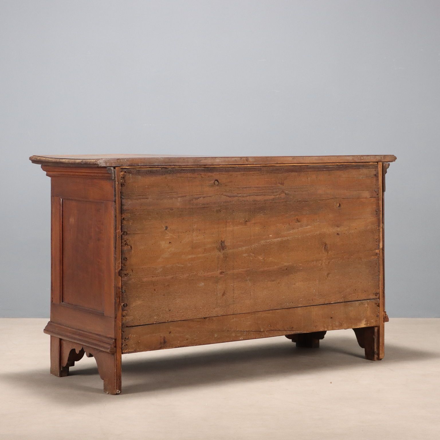 770.0 Armoire d'époque en noyer, Italie, fin du XIXe siècle photo