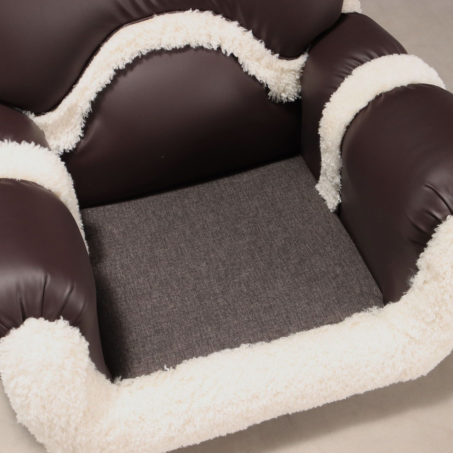 photo furniture Fauteuils vintage en simili-cuir et mousse, design italien, années 1970