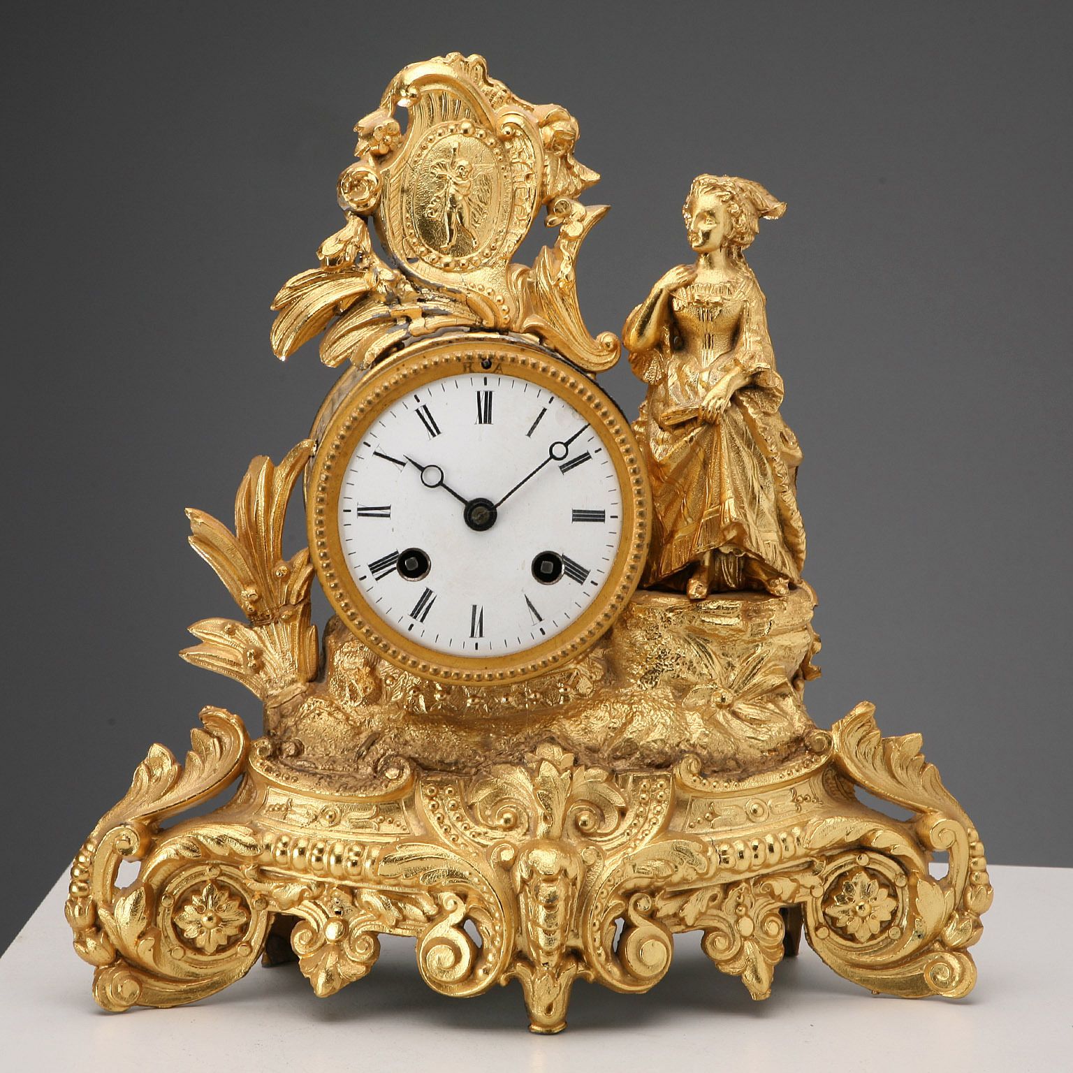 Pendule d'époque en antimoine doré, France, XIXe-XXe siècle