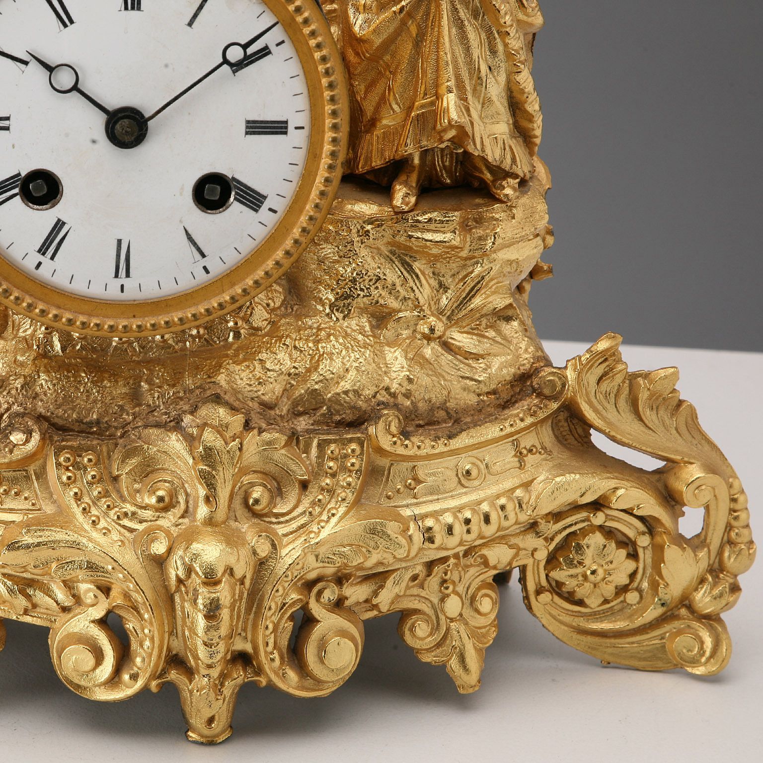 photo furniture Pendule d'époque en antimoine doré, France, XIXe-XXe siècle
