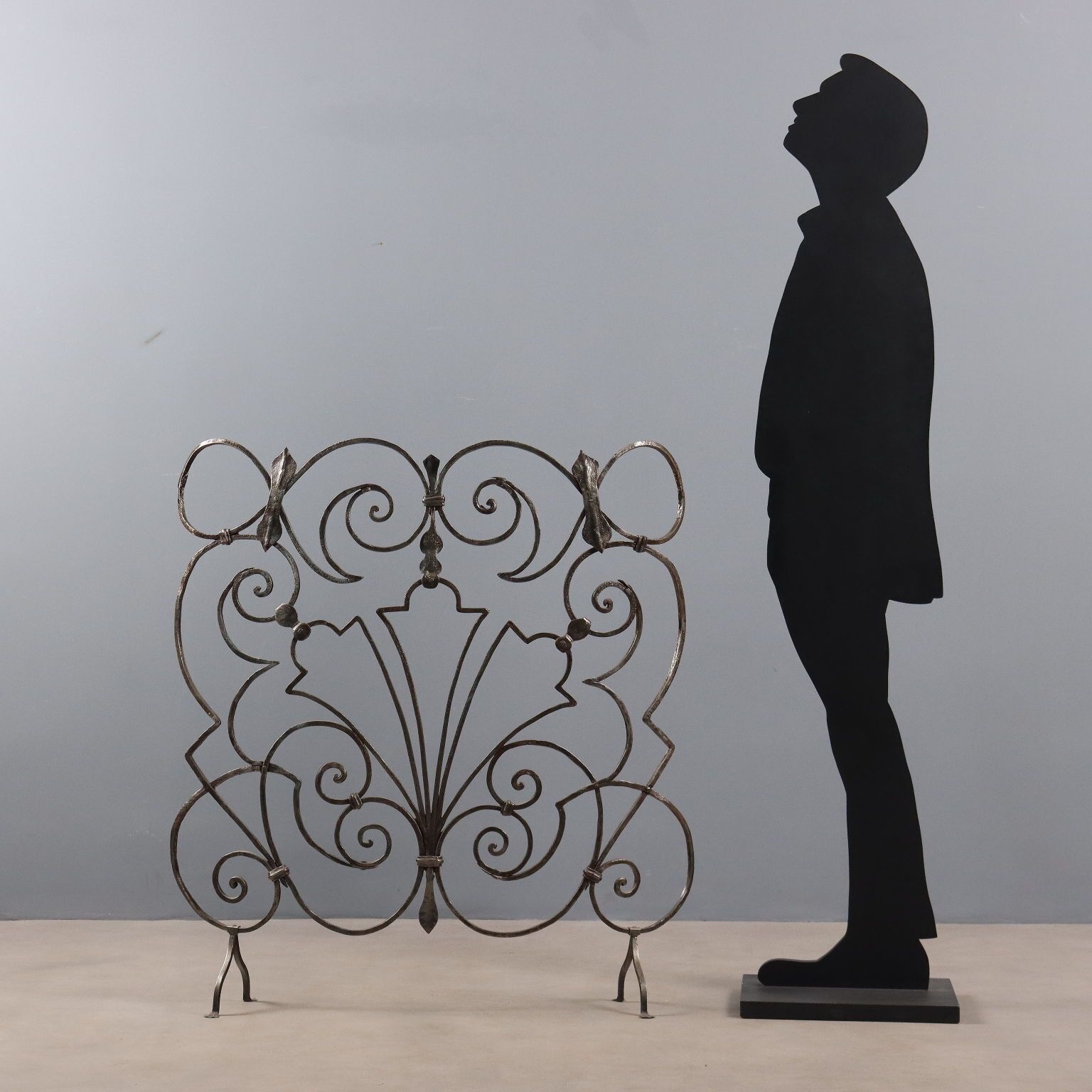 Pare-feu d'époque en fer forgé décoré, Europe, XXe siècle photo furniture