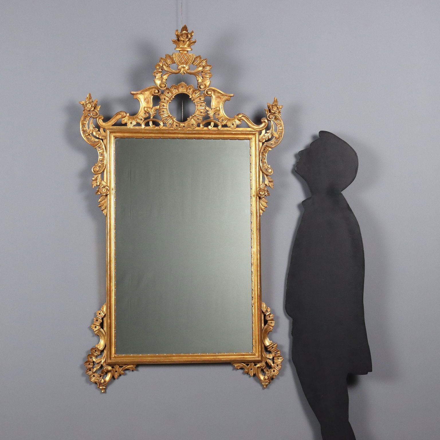 Miroir d'époque en bois sculpté et doré, Italie, XXe siècle photo for sale