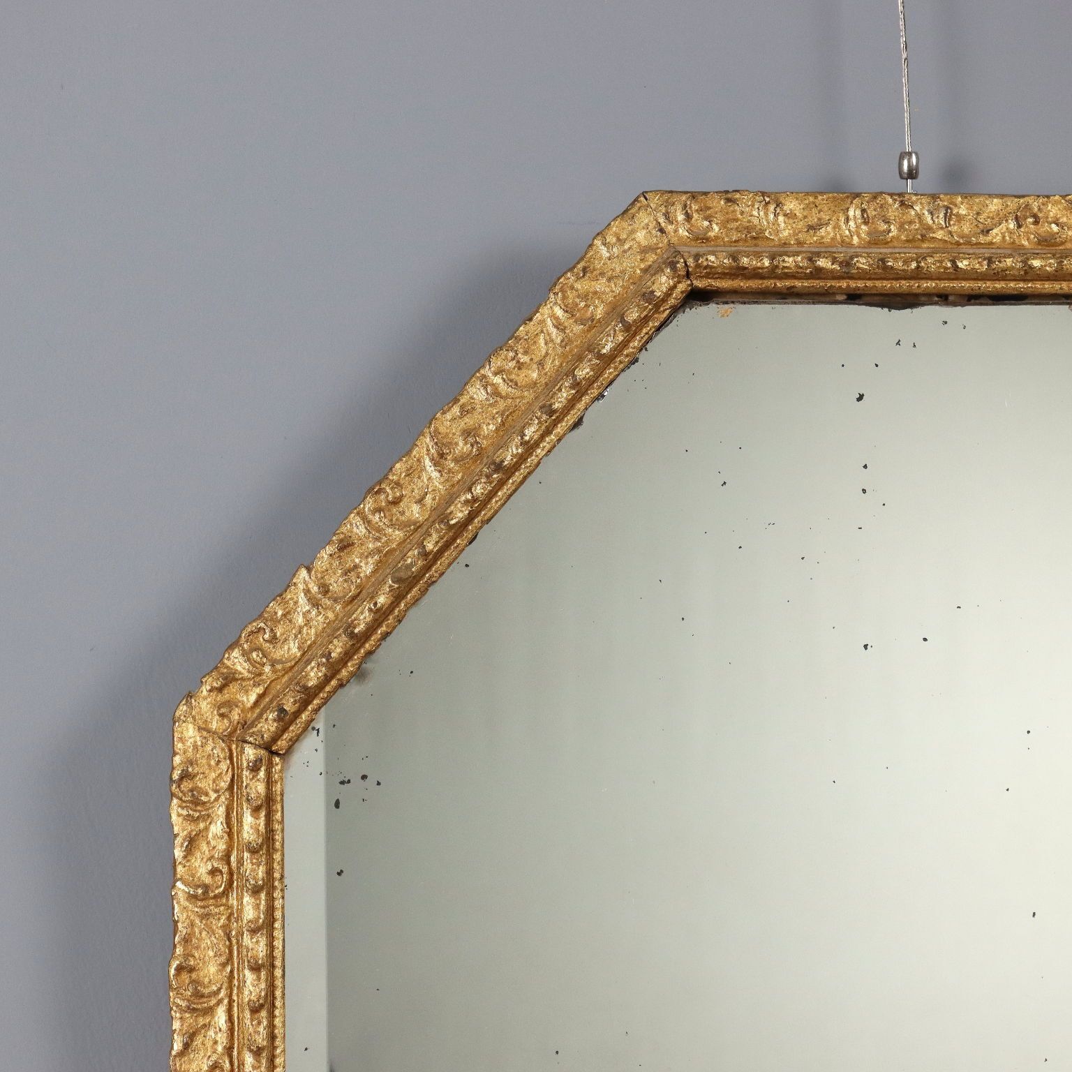 Miroir en bois et pastiglia dorés et sculptés photo Décoration