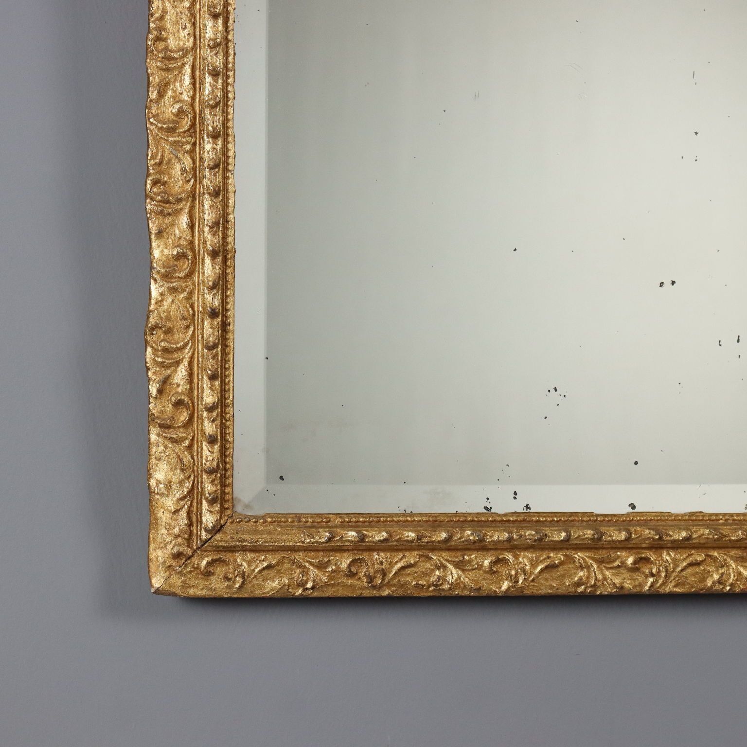 Miroir en bois et pastiglia dorés et sculptés photo vinterior
