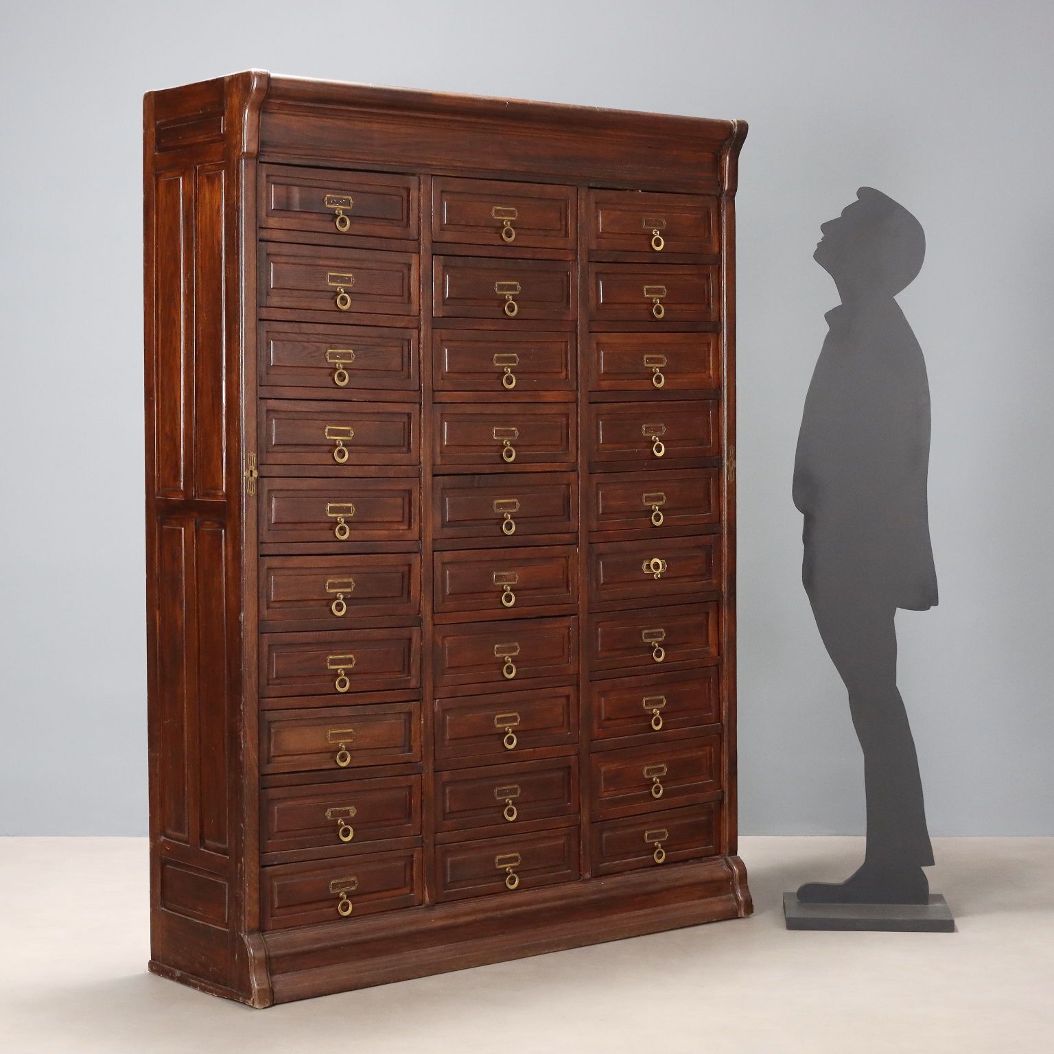 Commode d'époque en chêne peint façon noyer, 30 tiroirs, XXe siècle photo for sale
