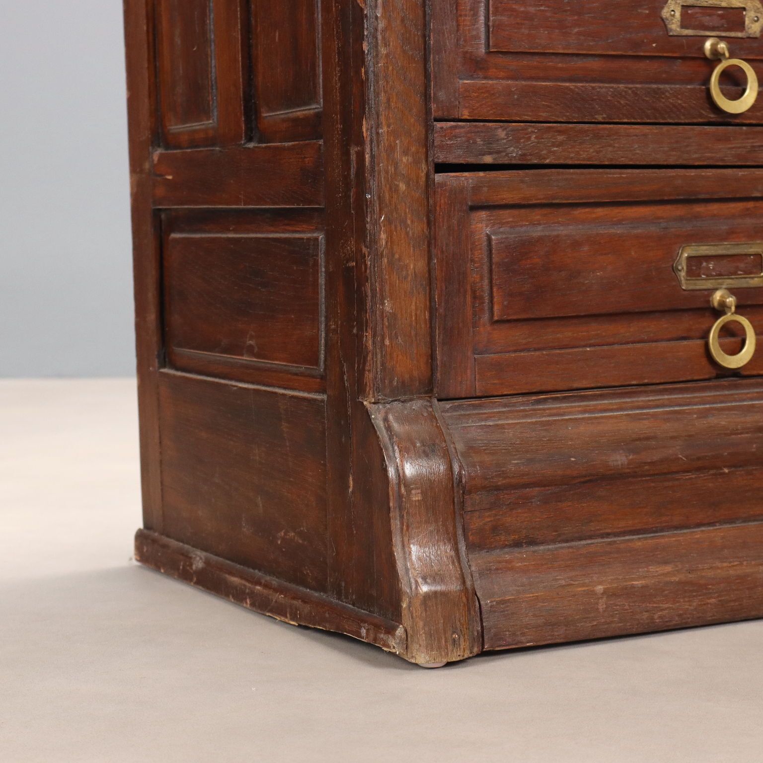 Commode d'époque en chêne peint façon noyer, 30 tiroirs, XXe siècle photo vintage
