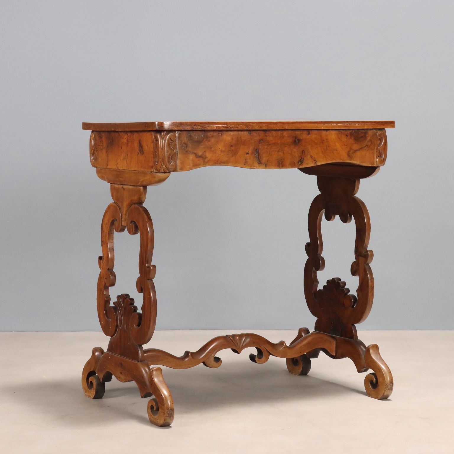 photo furniture Antiek schrijfbureau Louis-Philippe, walnoot, Italië, 19e eeuw