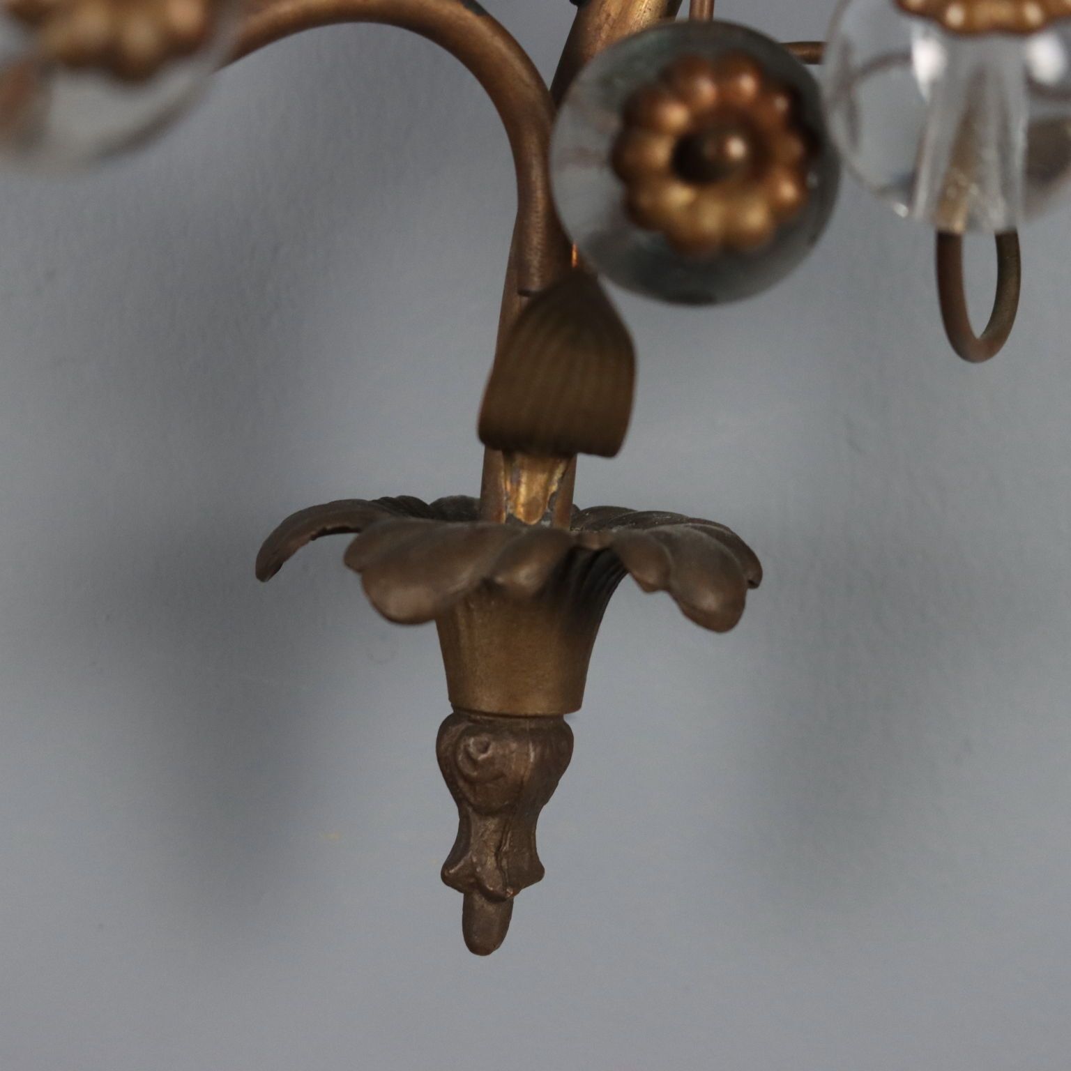 Appliques murales d'époque en métal bruni et verre, 3 lumières, Italie, XXe siècle photo vinterior