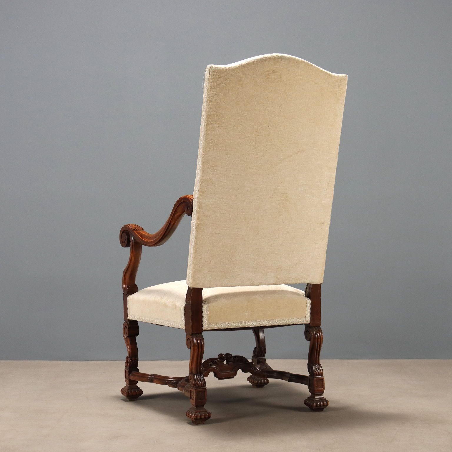 photo furniture Fauteuil néo-baroque en hêtre peint façon noyer, XXe siècle