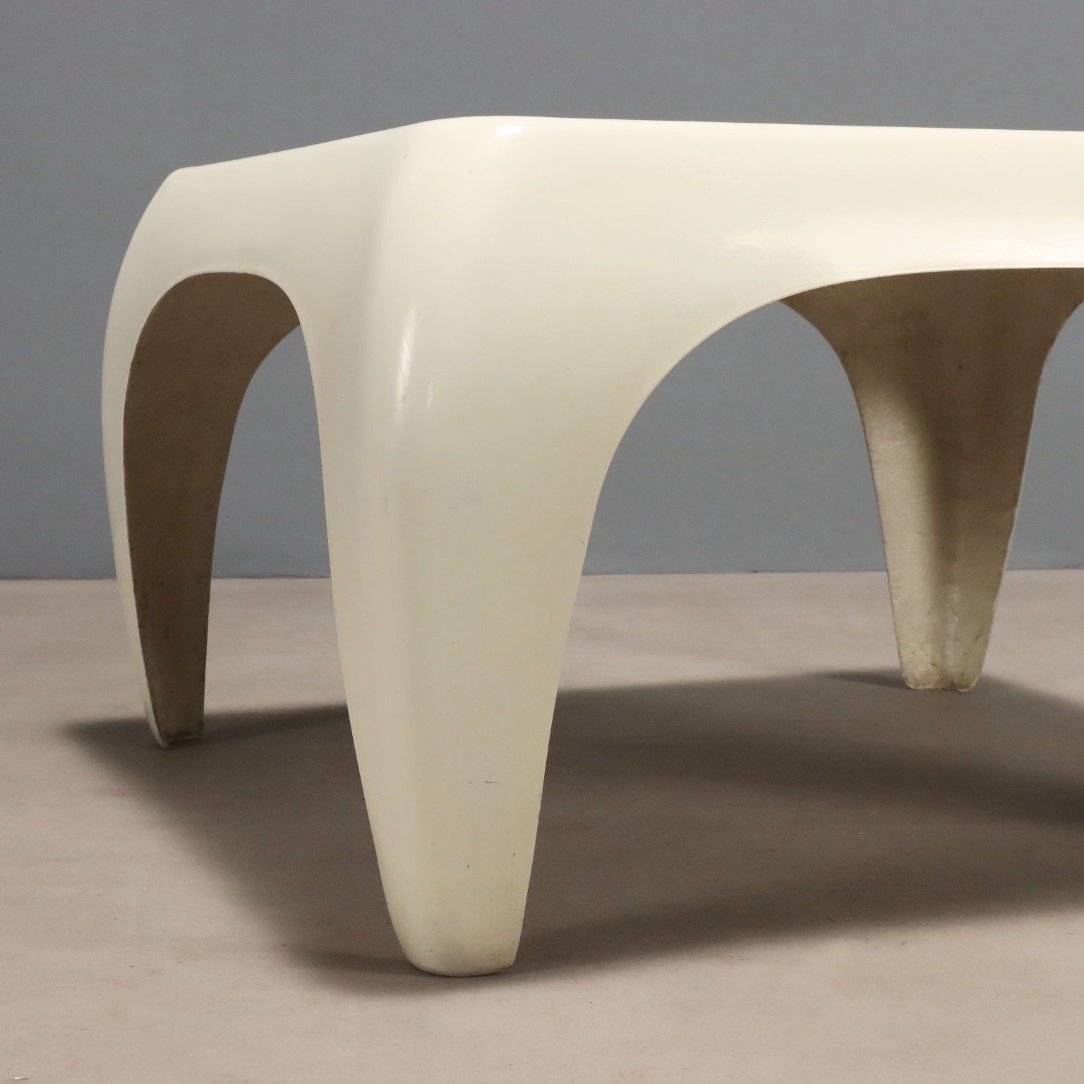Tables basses Space Age vintage en fibre de verre blanche, années 1960 photo buy
