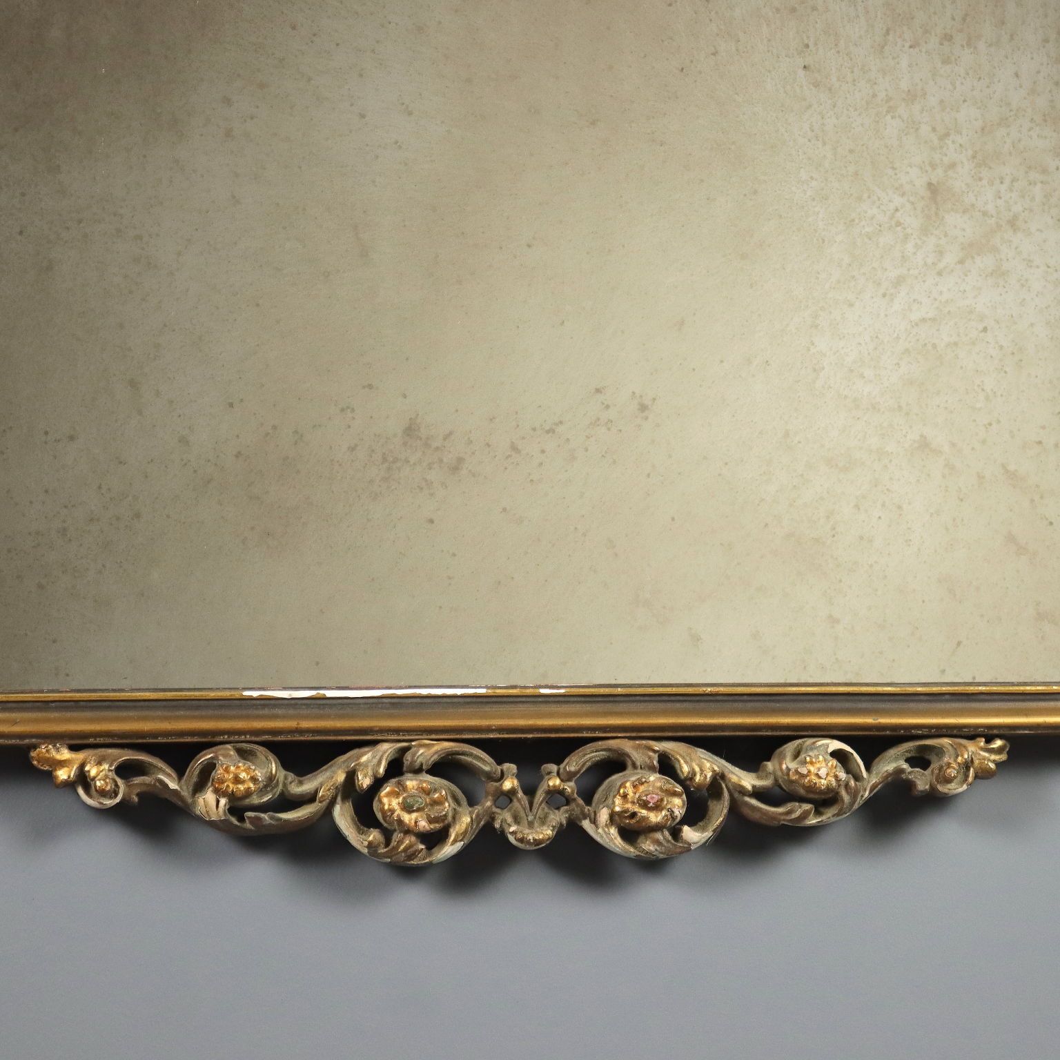 Miroir de style sculpté et doré photo vintage