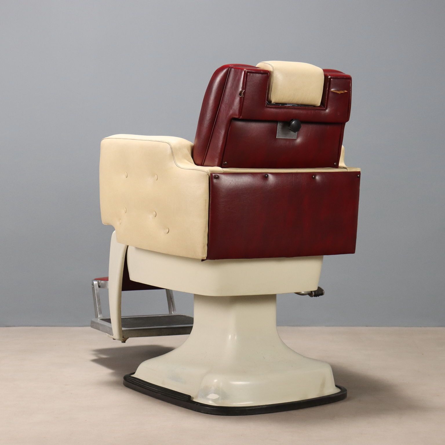photo vintage Vintage Barber's Chair Enamelled Metal Leatherette Design 1960s
