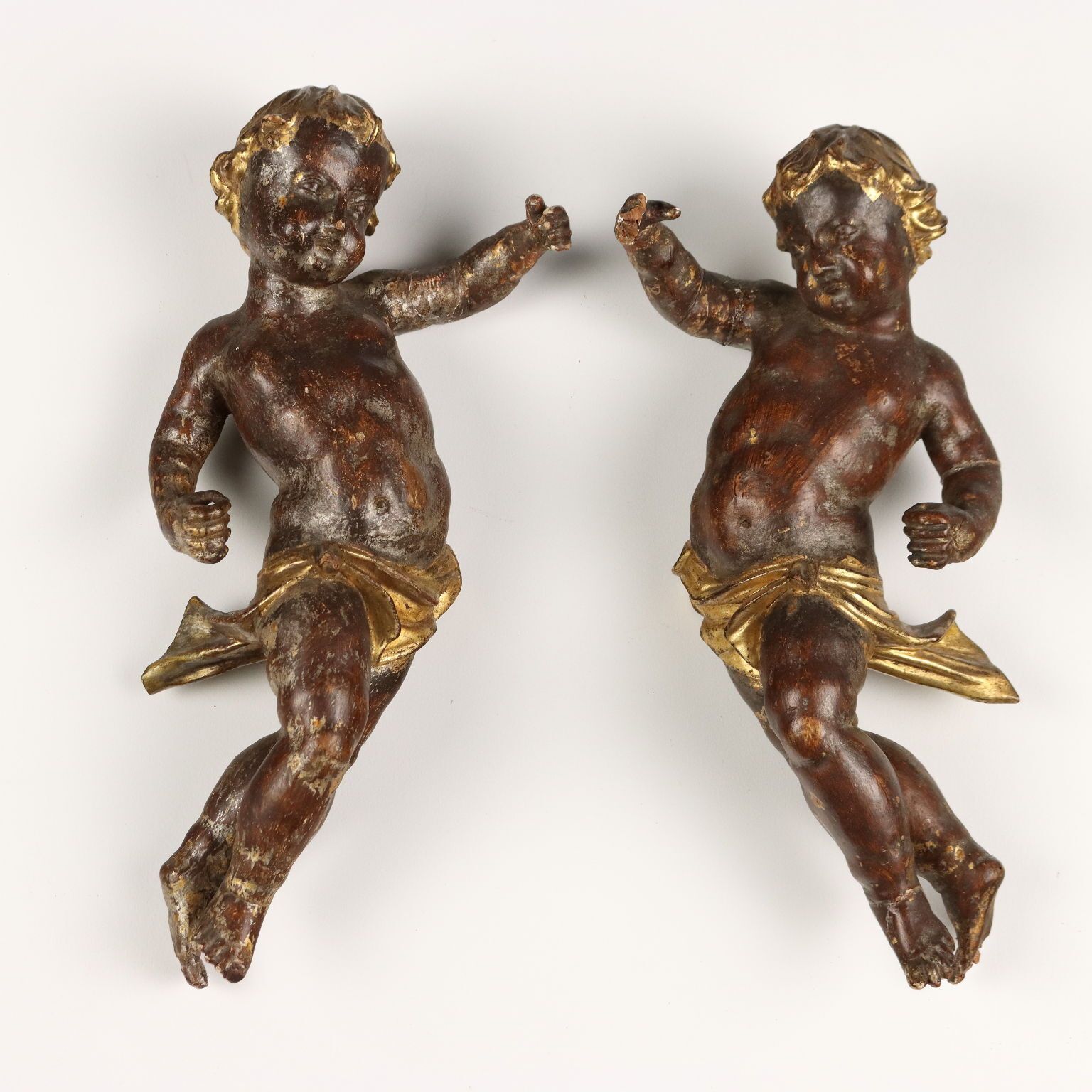 Anges d'époque sculptés en bois doré et laqué, Italie, XIXe siècle