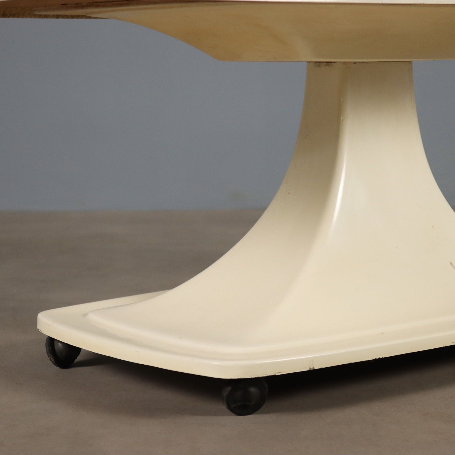 Vintage Salontafel Met Wielen Kunststof Design Italië jaren 1970 photo vinterior