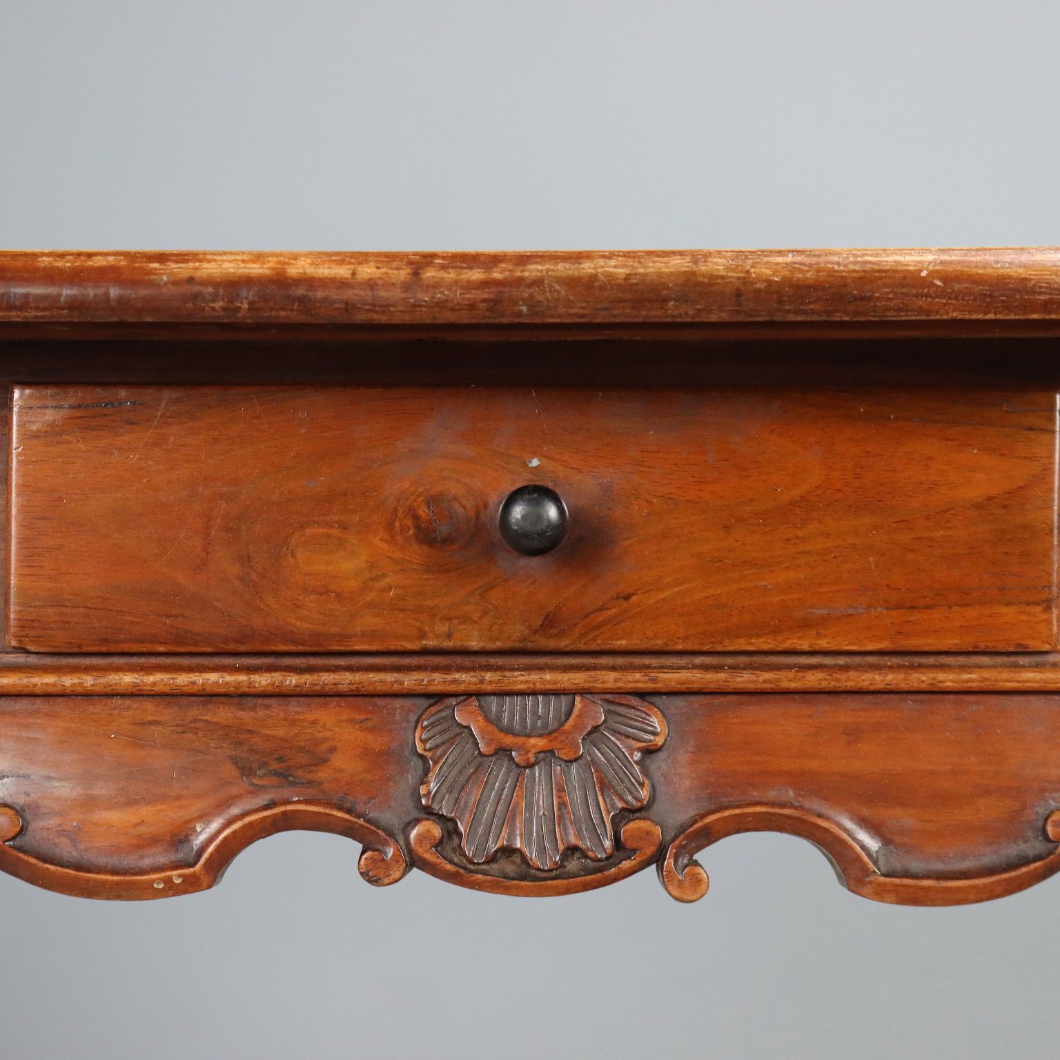 Bureau d'époque en noyer sculpté, Italie, XIXe siècle photo vinterior