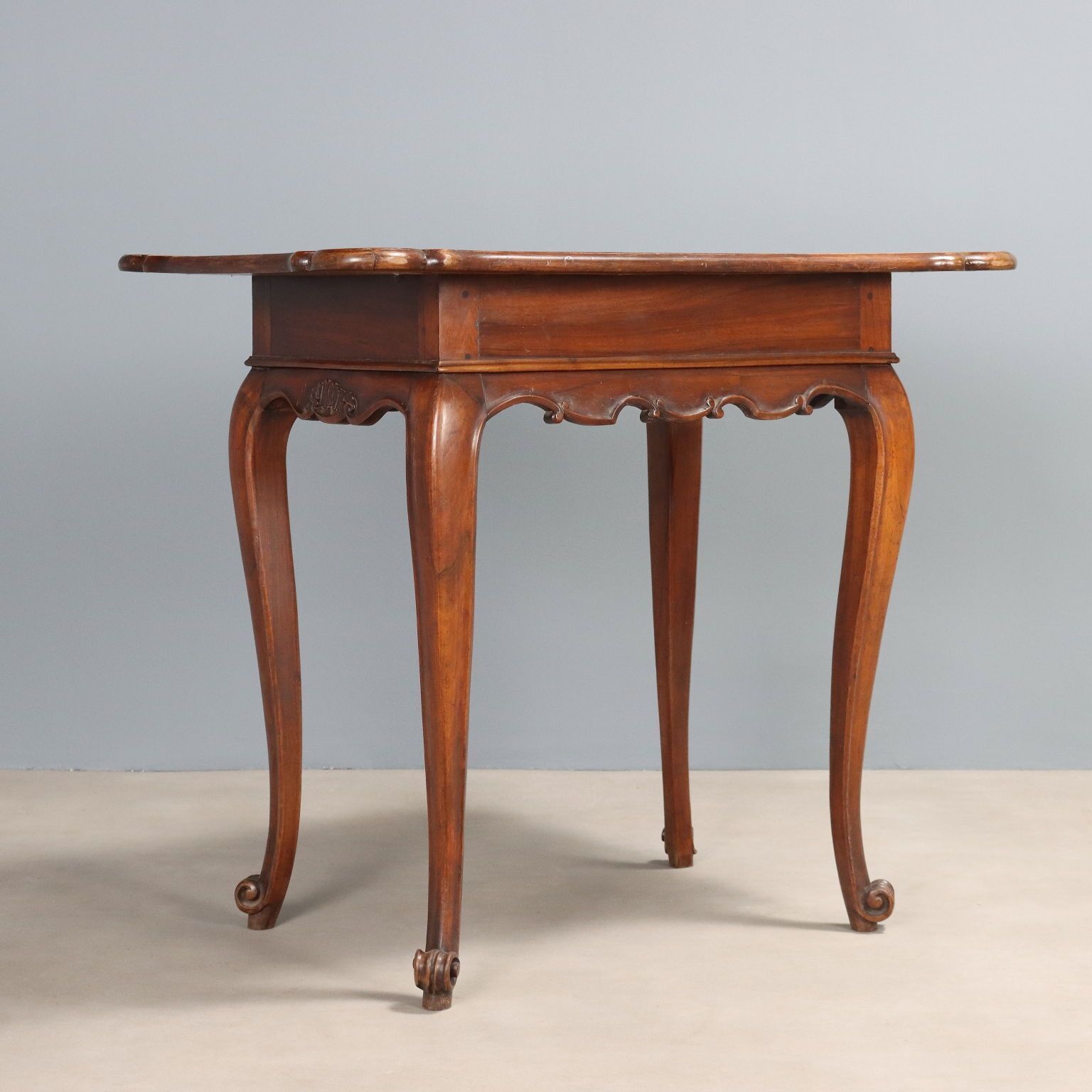 photo furniture Bureau d'époque en noyer sculpté, Italie, XIXe siècle