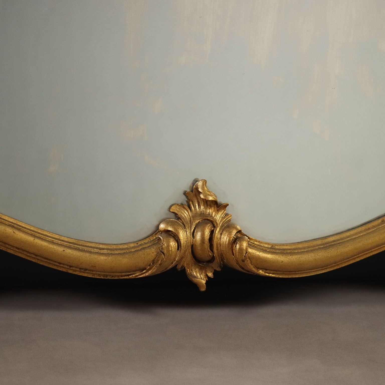 photo furniture Miroir de style sculpté et doré
