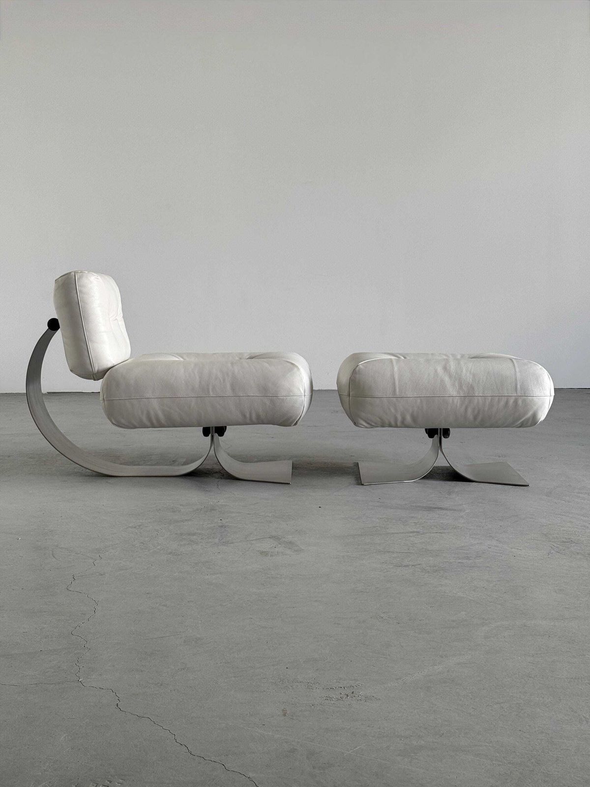 Oscar Niemeyer ‘Alta’ Lounge Chair & Ottoman For Mobilier International, White Leather, 1971 France photo for sale