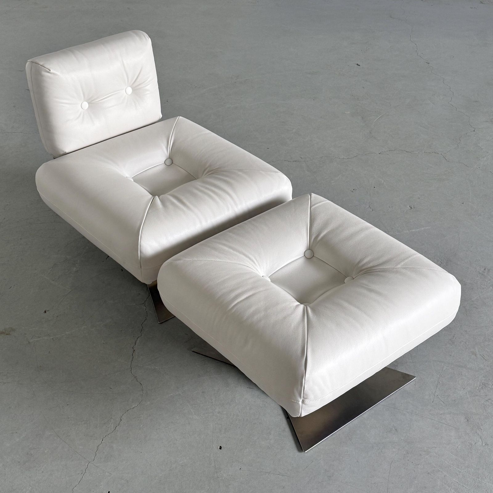 Oscar Niemeyer ‘Alta’ Lounge Chair & Ottoman For Mobilier International, White Leather, 1971 France photo Furniture