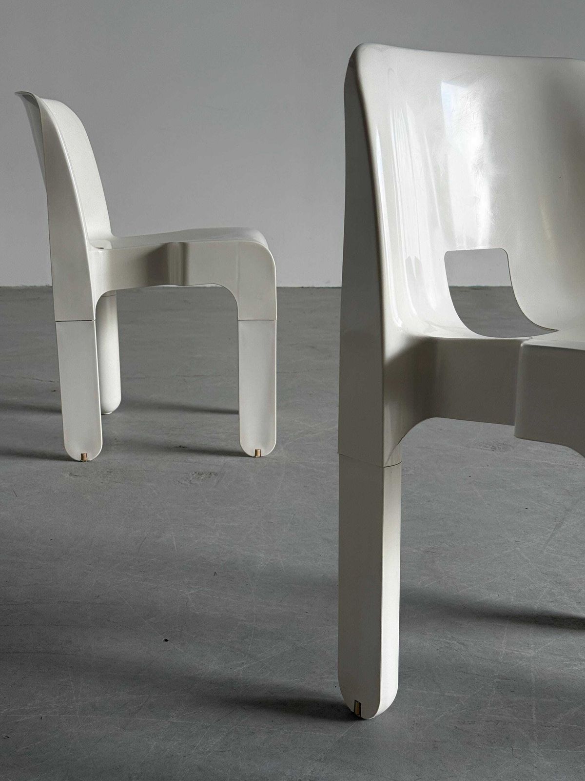 photo for sale Pair Of Joe Colombo Model ‘4867’ Or ‘Universale’ White Edition Chairs For Kartell, Space Age Era, 1987 Italy