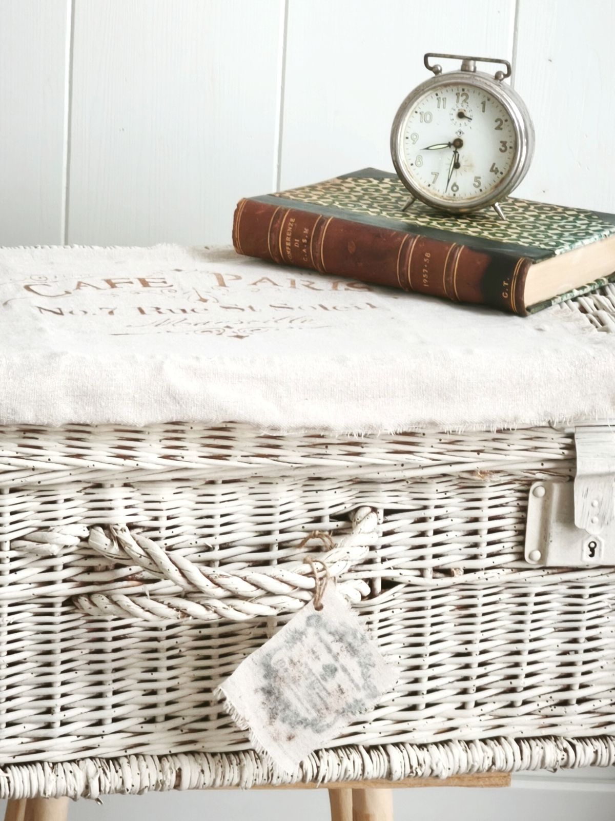 photo furniture Valise d'époque en osier : boîte à cartes de mariage rustique, décoration campagne