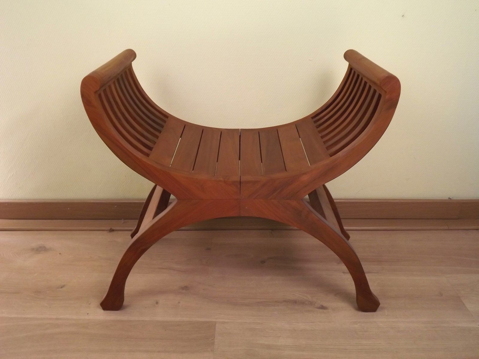 Tabouret curule en bois massif, siège à lattes courbées, mid-century modern