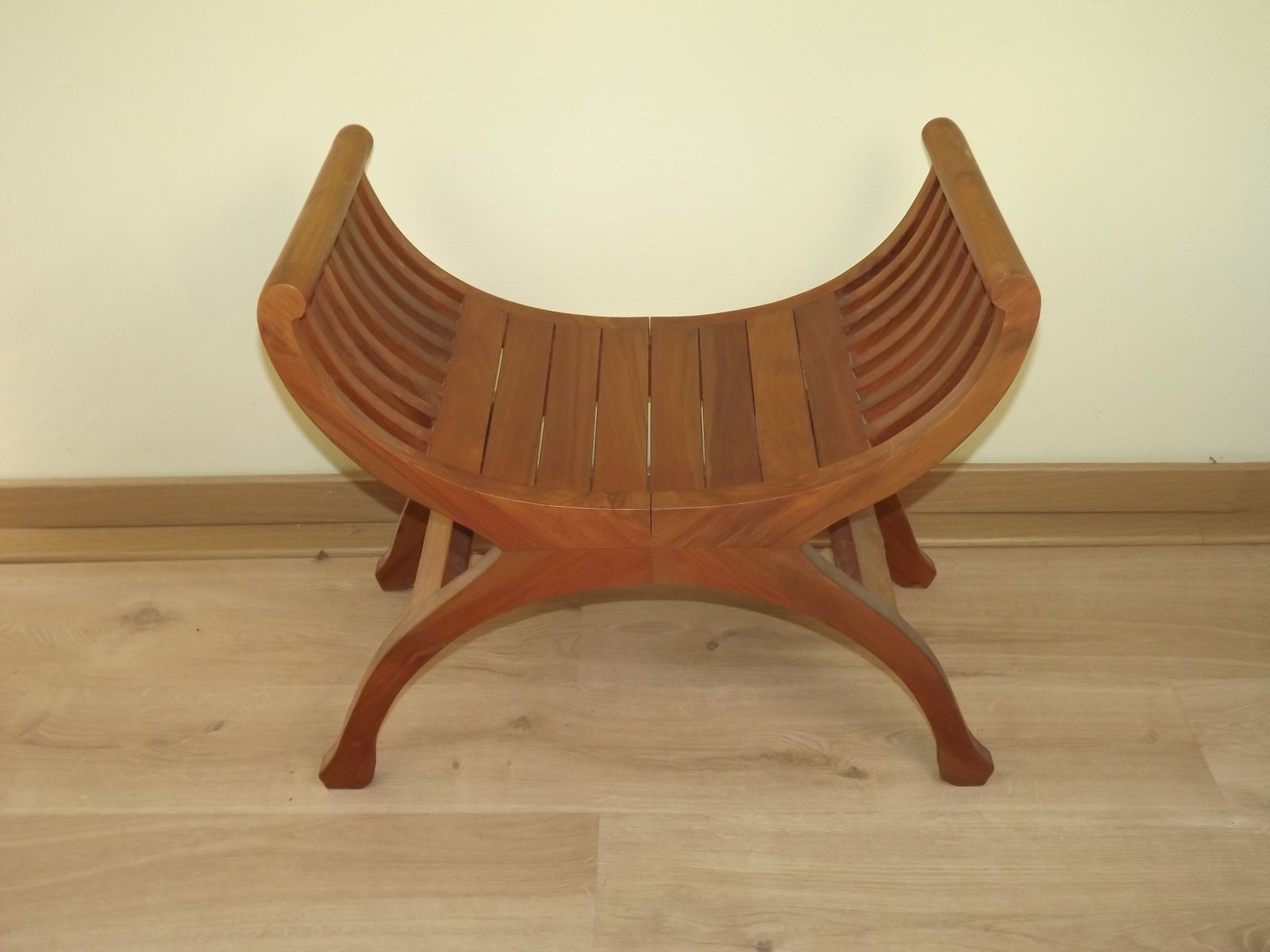 Tabouret curule en bois massif, siège à lattes courbées, mid-century modern photo for sale