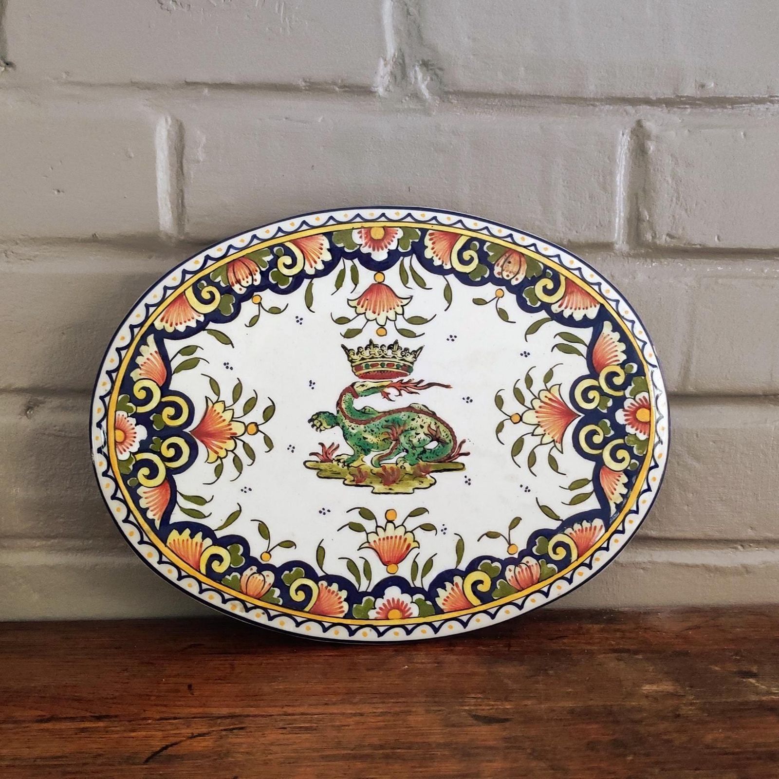 Dessous-de-plat d'époque français en céramique de Desvres, décor classique à couronne royale