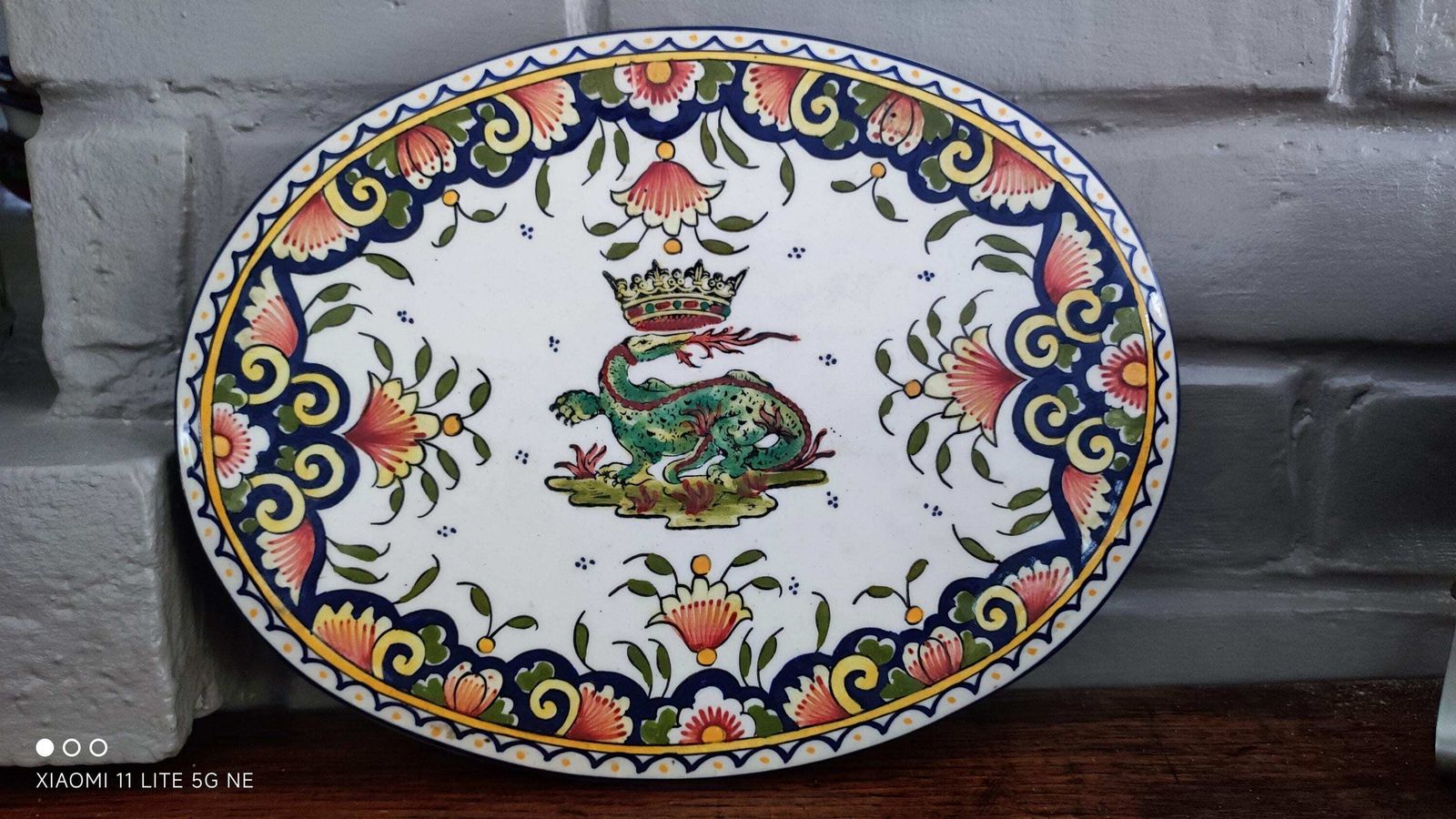 photo vinterior Dessous-de-plat d'époque français en céramique de Desvres, décor classique à couronne royale