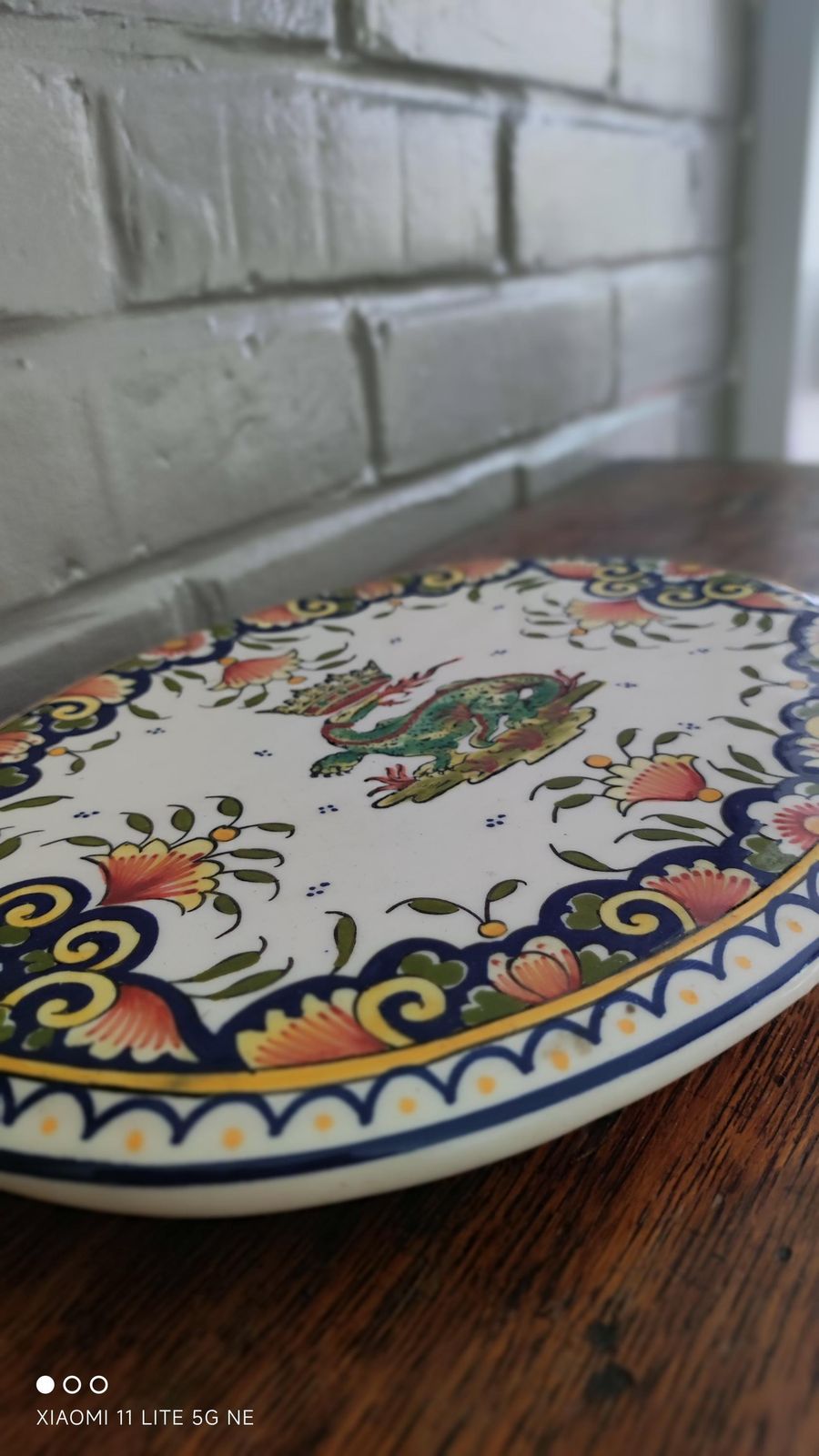 photo buy Dessous-de-plat d'époque français en céramique de Desvres, décor classique à couronne royale