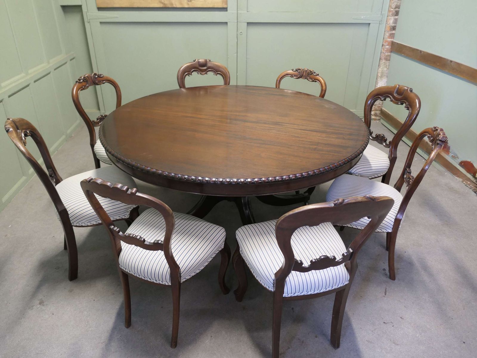 Large Centre Dining Table And 8 Chairs This Is An Outstanding Set, The Table Is Circular