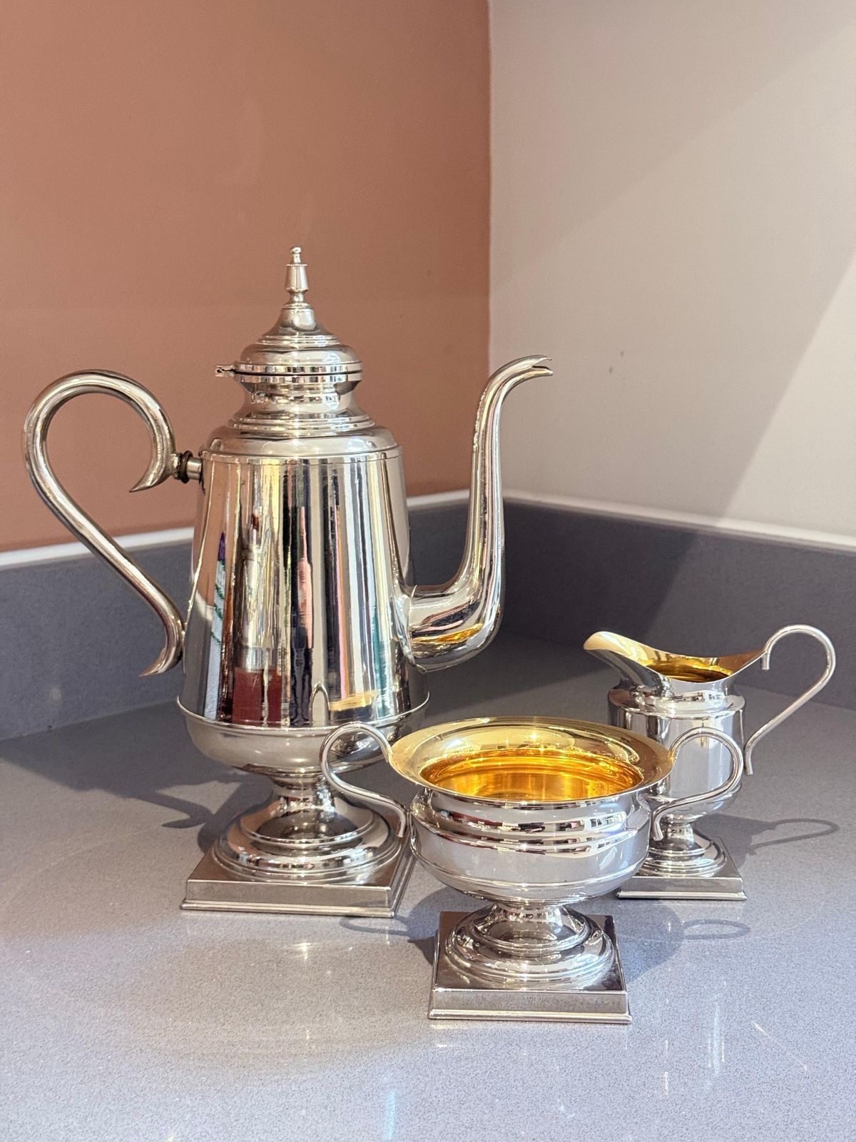 Service à café d'époque anglais en métal argenté, pot, sucrier, 3 pièces photo vinterior