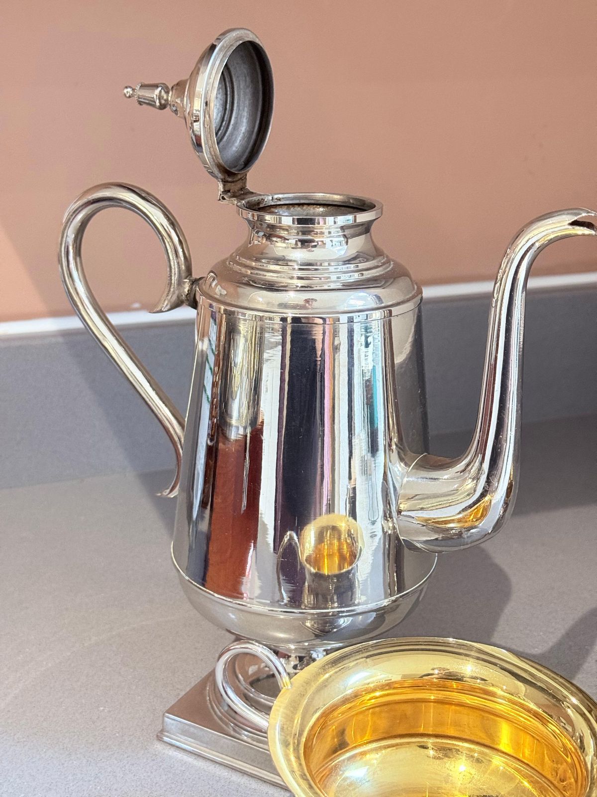 photo furniture Service à café d'époque anglais en métal argenté, pot, sucrier, 3 pièces