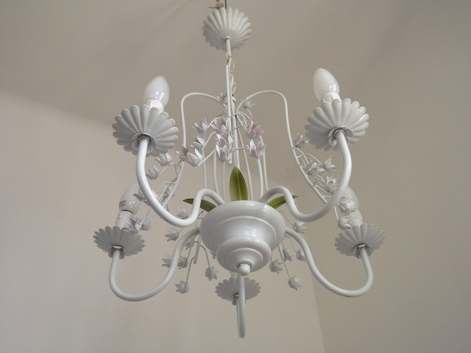 Lustre à 5 feux vintage en tôle laquée blanche, fleurs de glycine roses en cascade, France photo 187.5