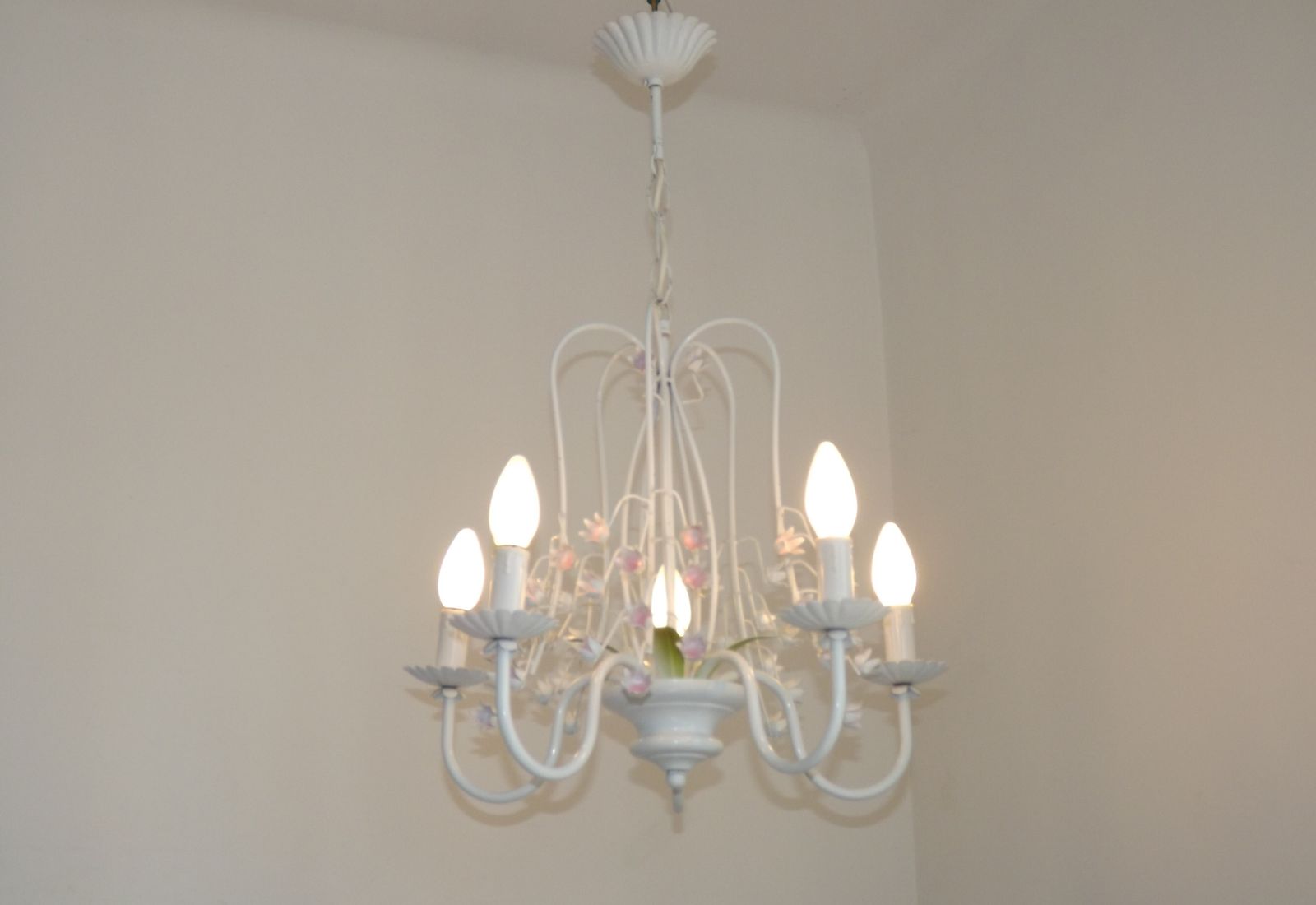 Lustre à 5 feux vintage en tôle laquée blanche, fleurs de glycine roses en cascade, France photo furniture