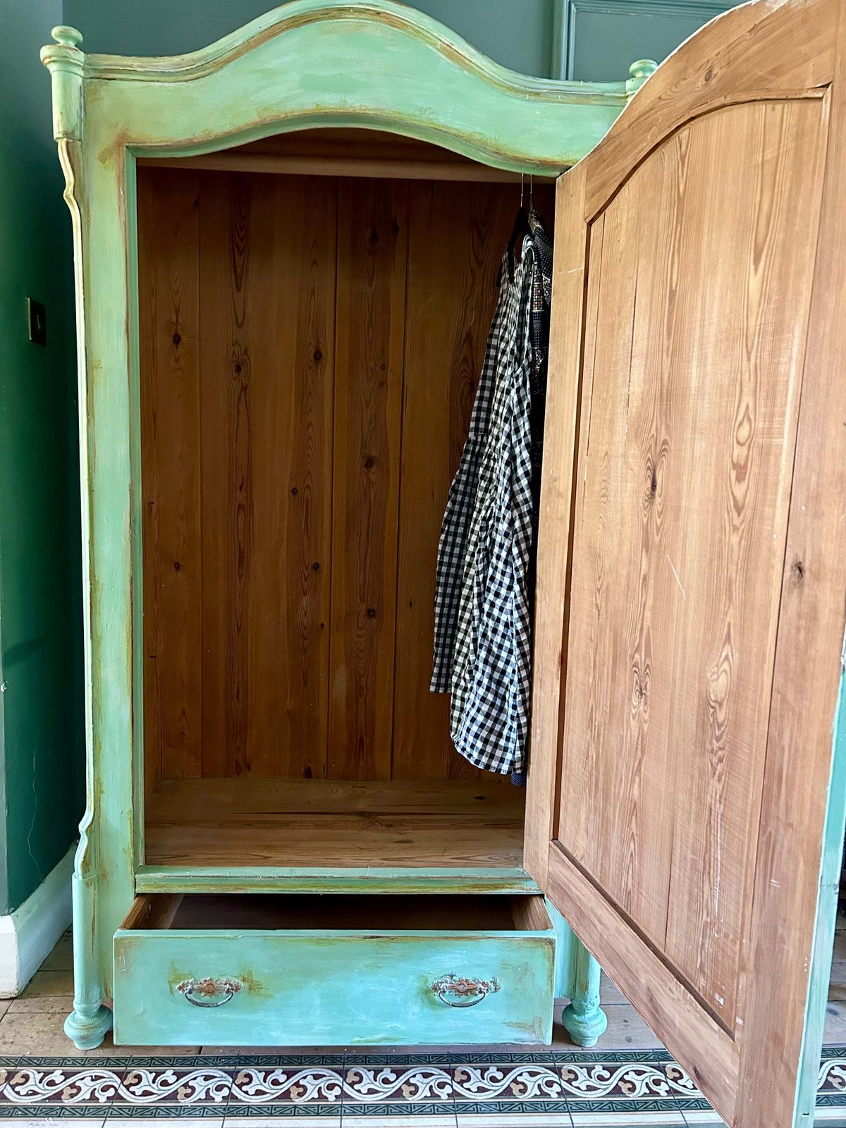 photo vinterior Vintage Painted Pine Armoire With Swan And Daisy Chinoiserie.