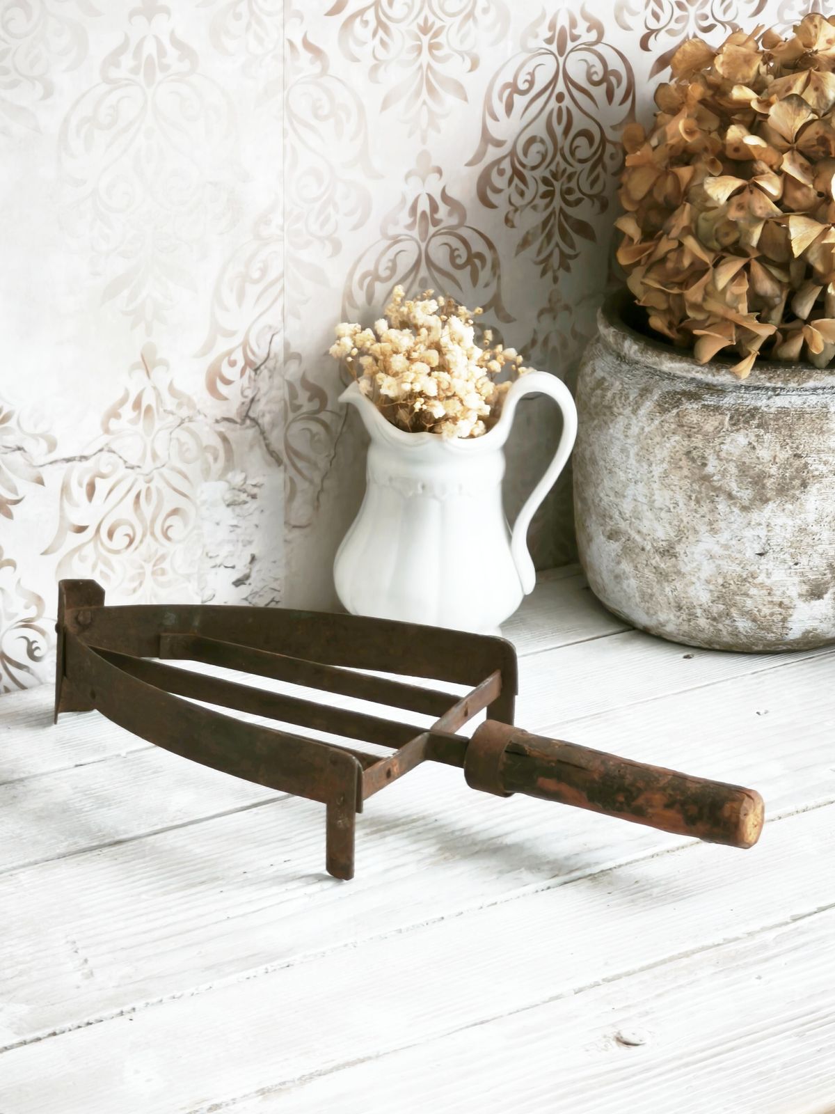 photo buy Dessous-de-plat d'époque en fer forgé à la main, manche en bois