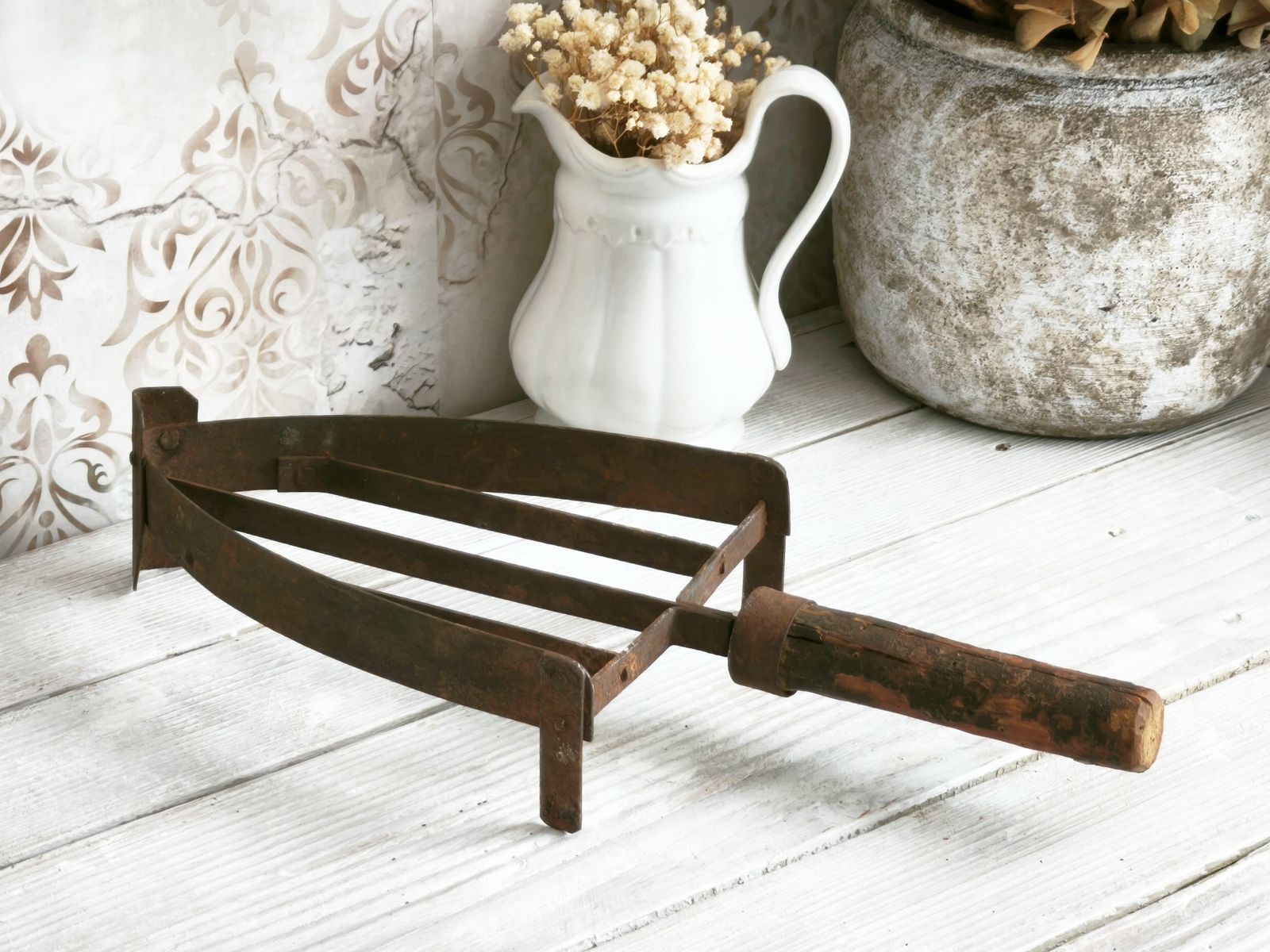 Décoration Dessous-de-plat d'époque en fer forgé à la main, manche en bois photo