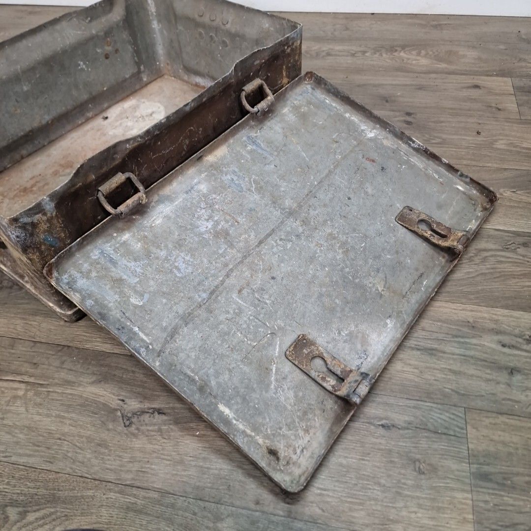 photo vintage Vintage Heavy Metal Trunk Military Box Storage Chest Coffee Table Case Tool Ammo