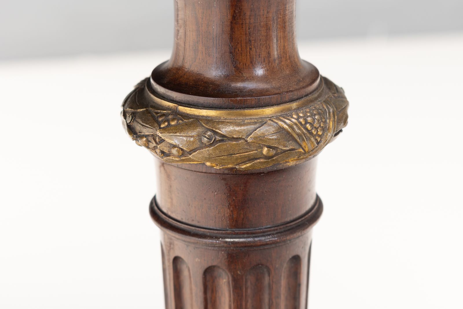 photo furniture Leather Top Writing Desk, 1900s
